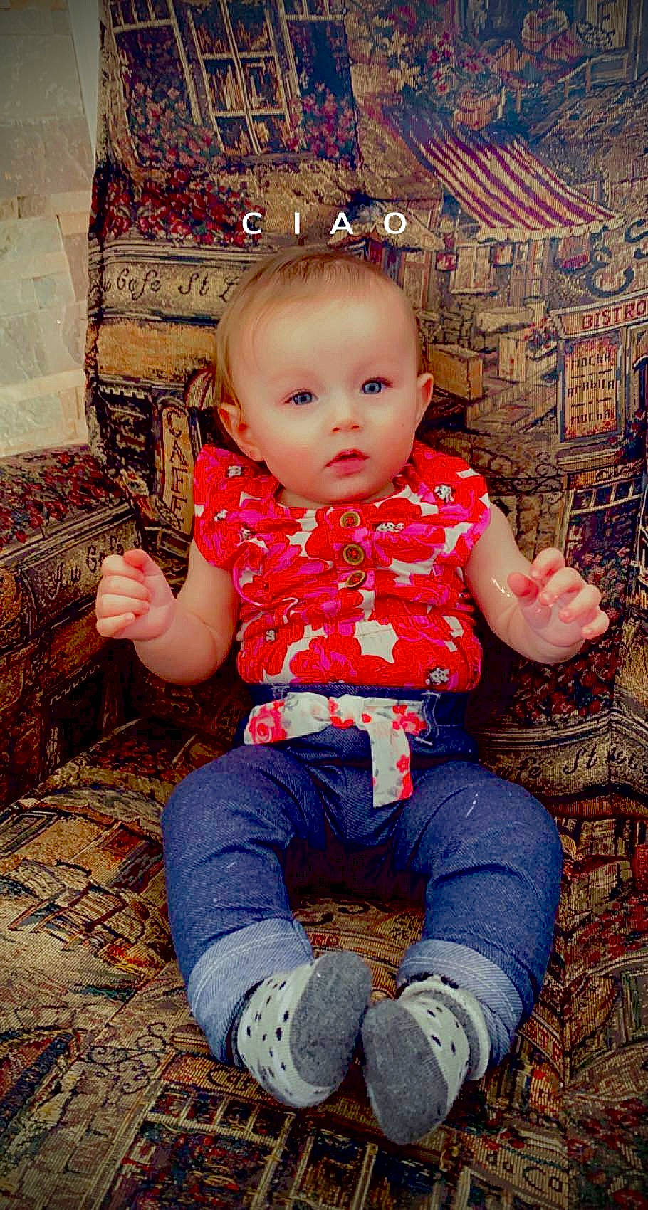 Abigaëlle a rejoint le concours — aidez-le/la à gagner de superbes lots ! baby, baby_toddler_clothing, cheek, child, chin, eye, face, fun, hairstyle, happy, head, human_body, pattern, person, sitting, skin, sleeve, standing, textile, toddler