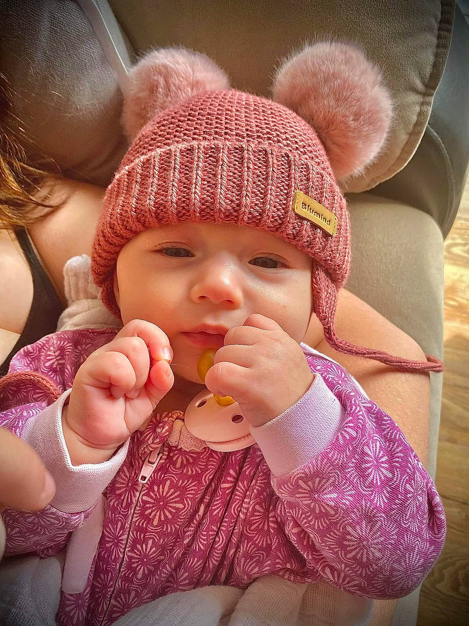 Abigaëlle a rejoint le concours — aidez-le/la à gagner de superbes lots ! baby, baby_toddler_clothing, cap, cheek, drinkware, face, facial_expression, finger, gesture, happy, headwear, lip, mouth, nose, person, pink, product, skin, tableware, textile