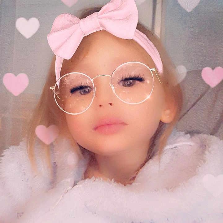 Céleste a rejoint le concours — aidez-le/la à gagner de superbes lots ! child, doll, eyewear, girl, glasses, hair_accessory, human_hair_color, lip, person, pink, skin, vision_care