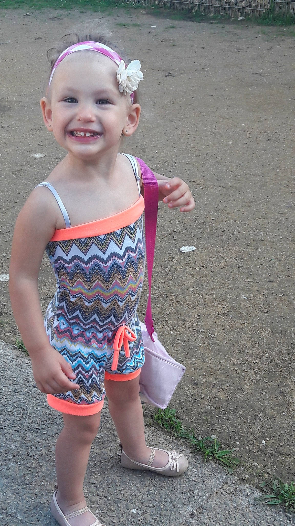 Céleste a rejoint le concours — aidez-le/la à gagner de superbes lots ! child, day, fun, girl, hair_accessory, happiness, headgear, infant, joy, pattern, person, pink, play, shorts, skin, smile, summer, toddler, vacation