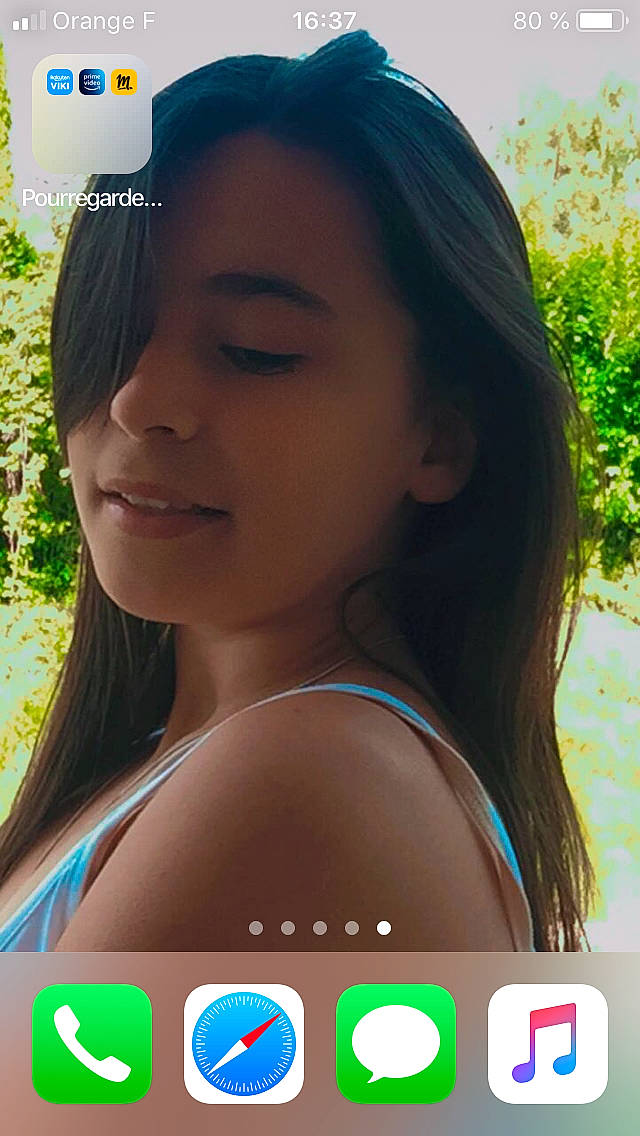 évelise participe au concours pour gagner de l'argent avec cette photo : black_hair, cool, eyebrow, eyelash, facial_expression, grass, hairstyle, happy, human, joy, light, lip, muscle, nature, neck, person, photograph, plant, skin, smile