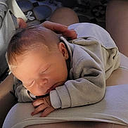 Bastien participe au concours pour gagner de l'argent avec cette photo : newborn, baby, sleeping, infant, person, hand, skin, clothing, closeup, portrait, resting, peaceful, tender, care, soft, head, face, arm, blanket, indoors