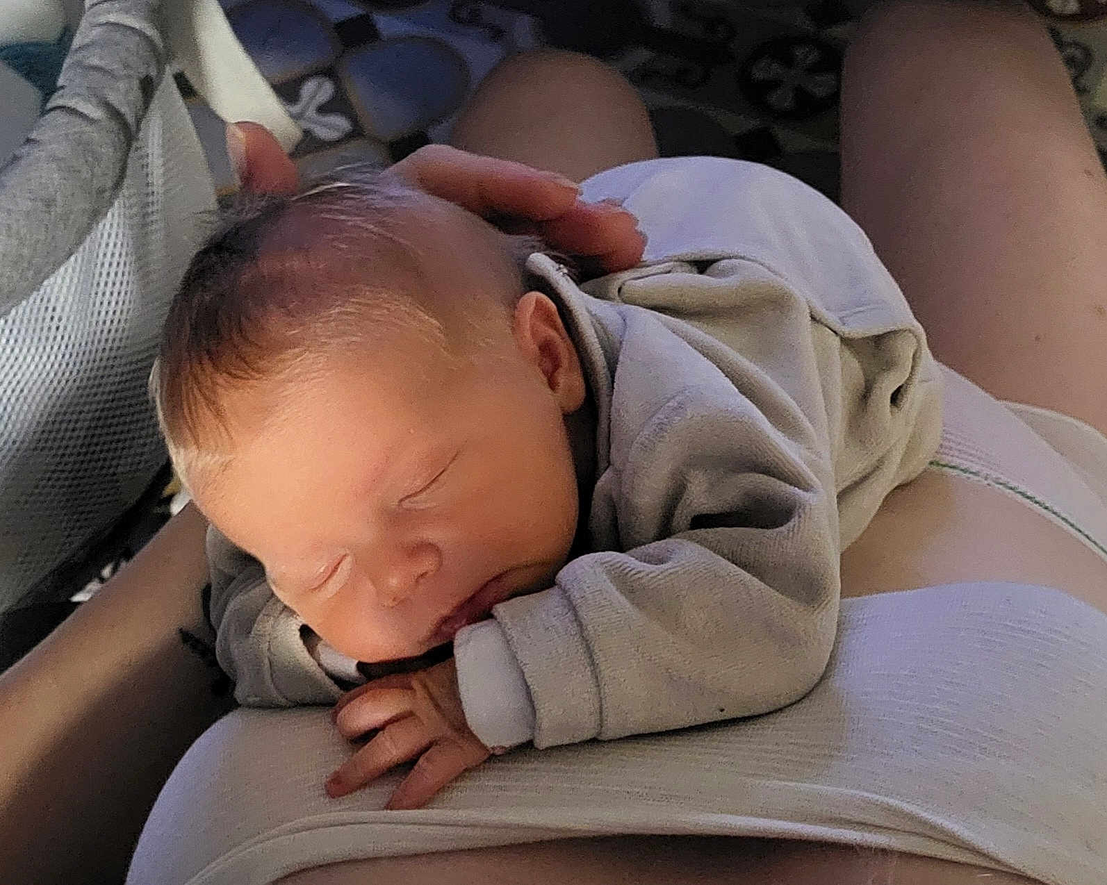 Bastien participe au concours pour gagner de l'argent avec cette photo : newborn, baby, sleeping, infant, person, hand, skin, clothing, closeup, portrait, resting, peaceful, tender, care, soft, head, face, arm, blanket, indoors