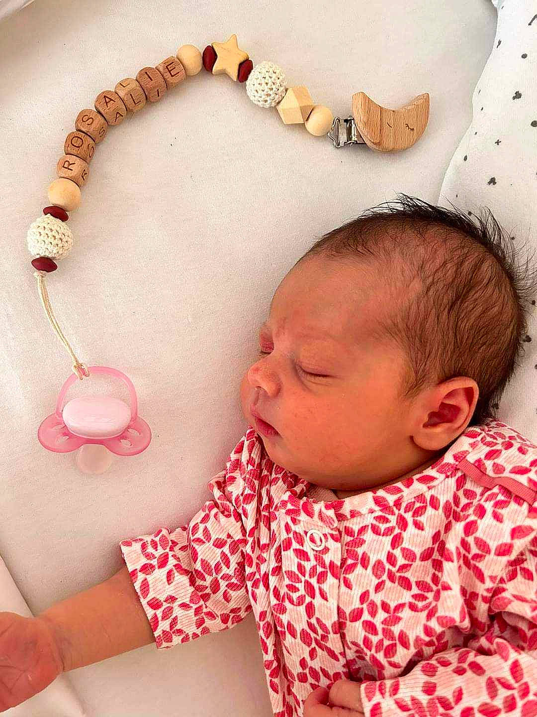 Rosalie participe au concours pour gagner de l'argent avec cette photo : arm, baby, baby_sleeping, baby_toddler_clothing, cheek, comfort, finger, hand, lip, mouth, neck, orange, organ, person, pink, product, skin, sleeve, textile, toddler