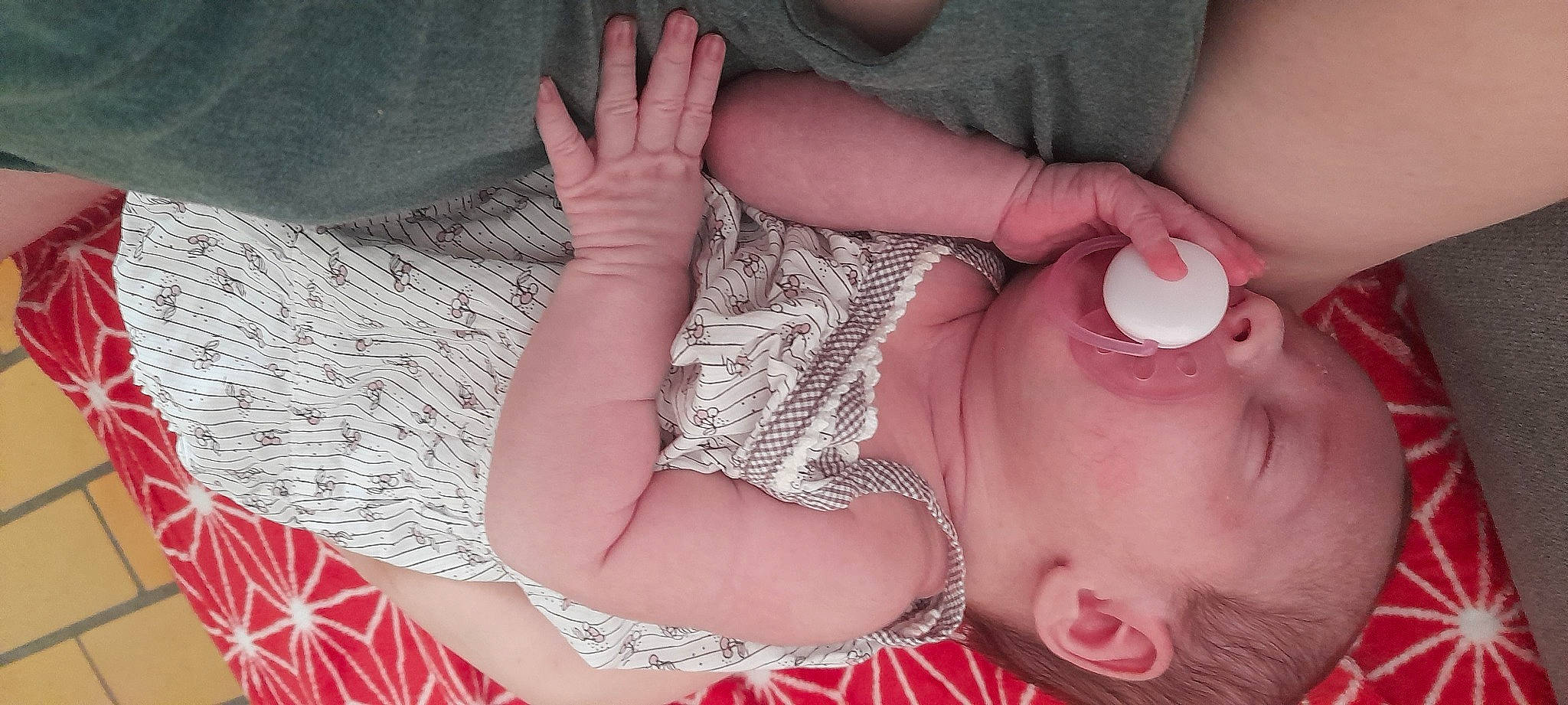 Rosalie participe au concours pour gagner de l'argent avec cette photo : baby, comfort, ear, eyelash, finger, gesture, hand, human, human_body, leg, lip, mouth, nail, neck, nose, person, pink, skin, textile, thigh