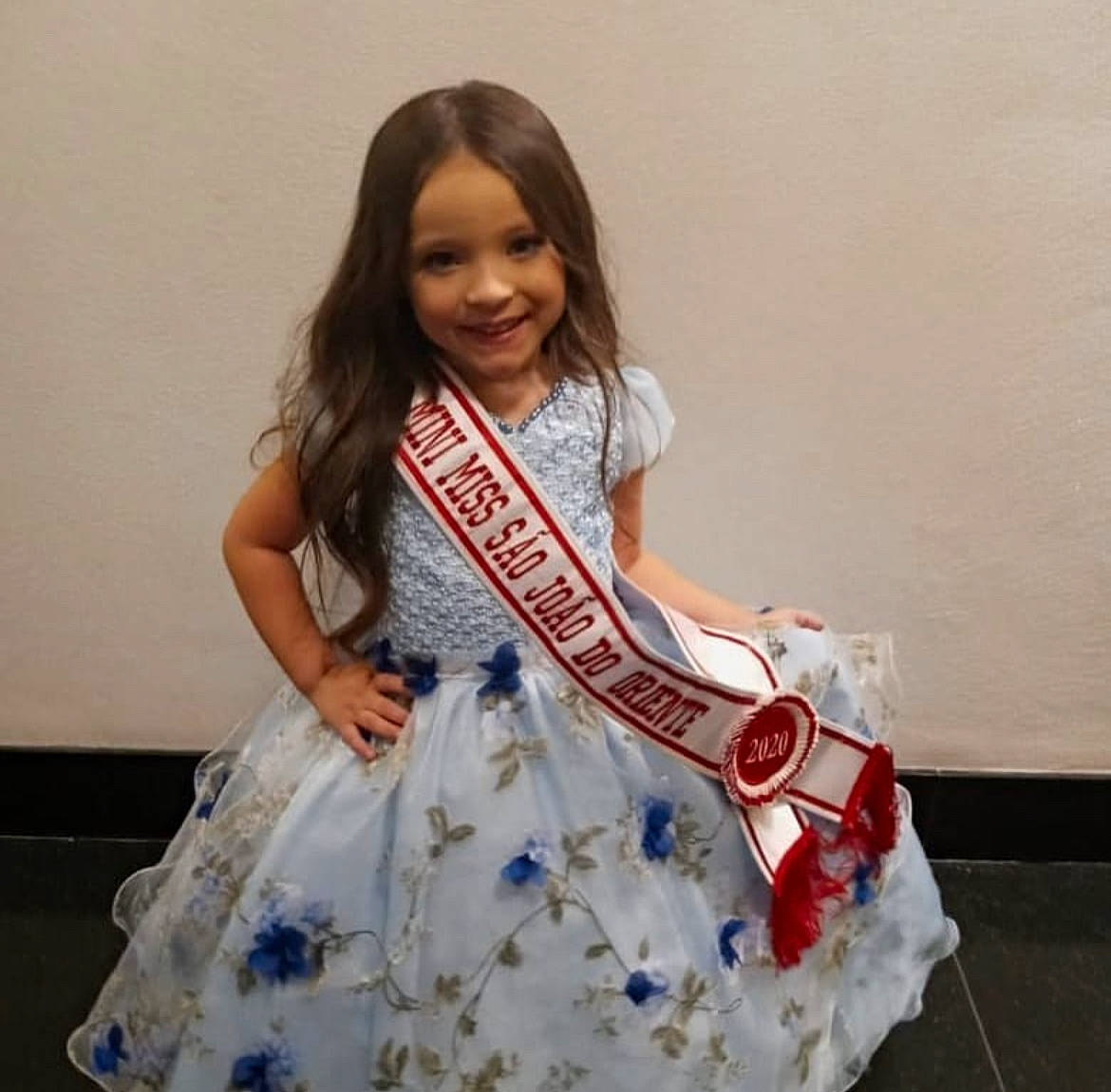 Ana Livia is registered to the contest to win money with this photo: child, day_dress, dress, electric_blue, embellishment, event, fashion_accessory, fashion_design, formal_wear, fun, hairstyle, happy, joy, one_piece_garment, pattern, peach, person, sitting, sleeve, smile