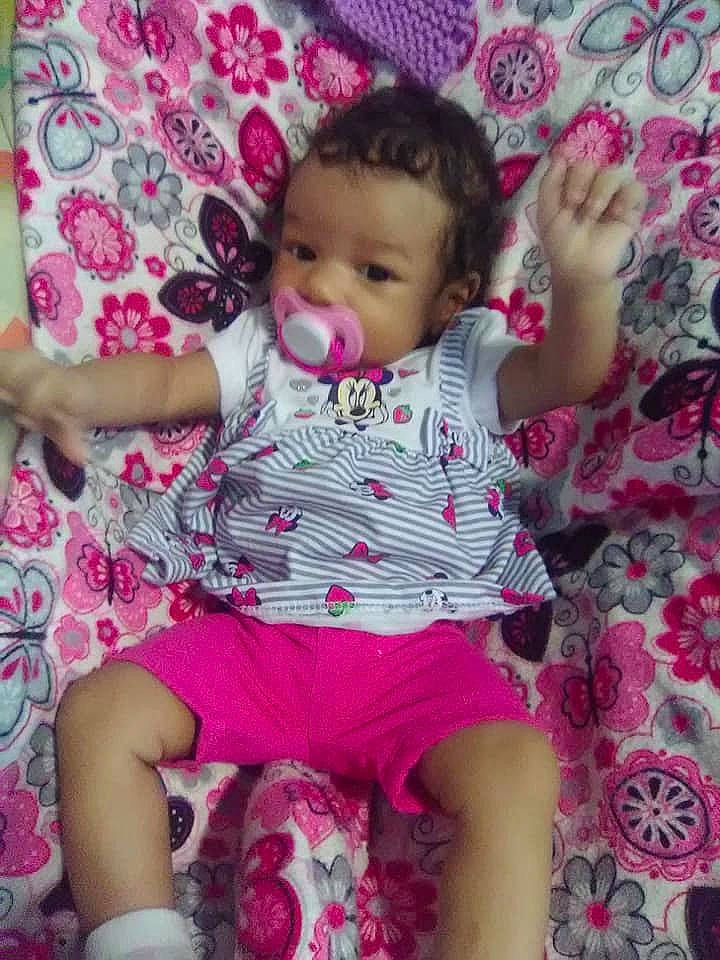 Arabella is registered to the contest to win money with this photo: