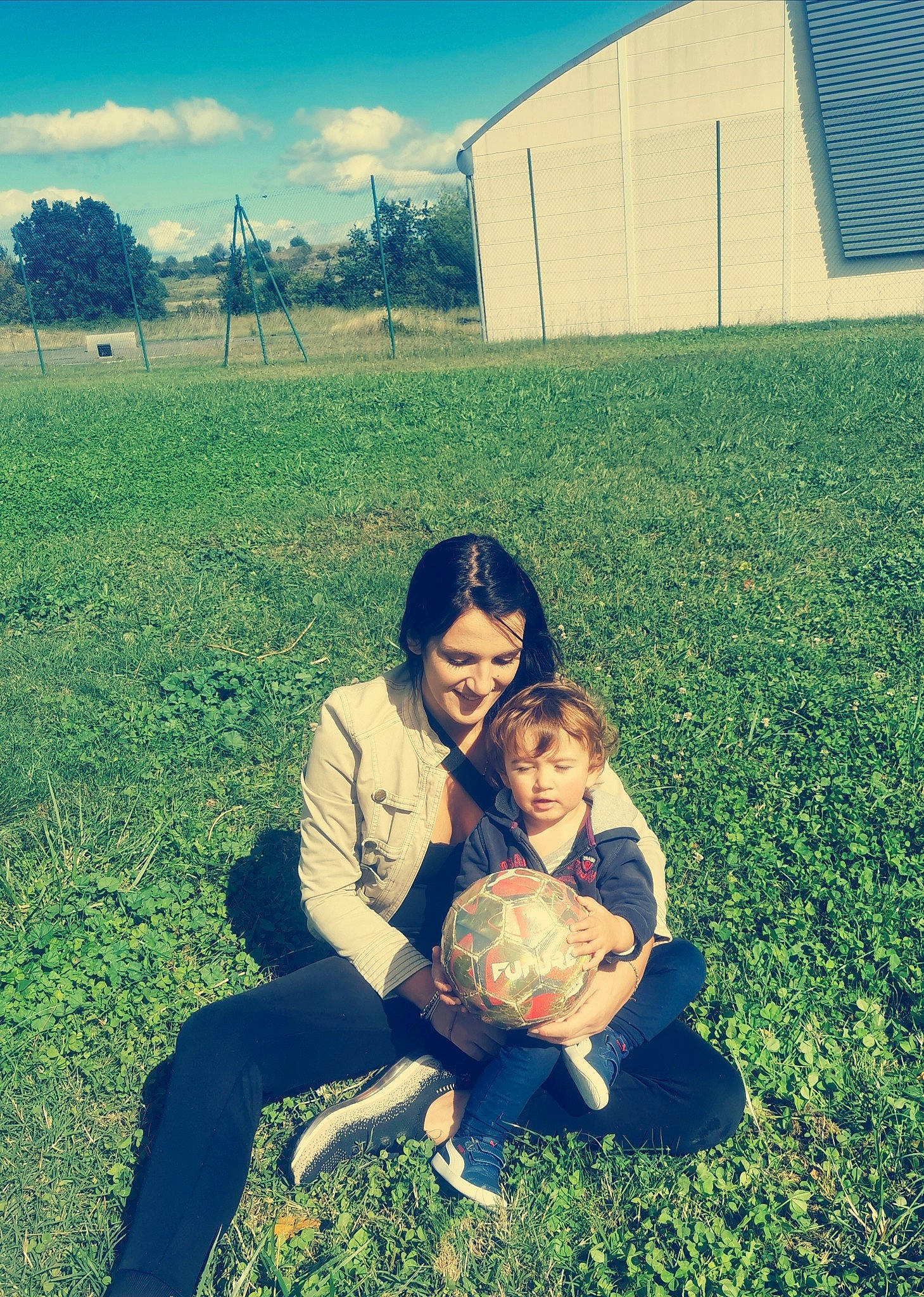 Tiago a rejoint le concours — aidez-le/la à gagner de superbes lots ! azure, blue, cool, fun, grass, grassland, green, happy, jeans, joy, leisure, light, meadow, people, people_in_nature, person, photograph, sky, summer, sunlight