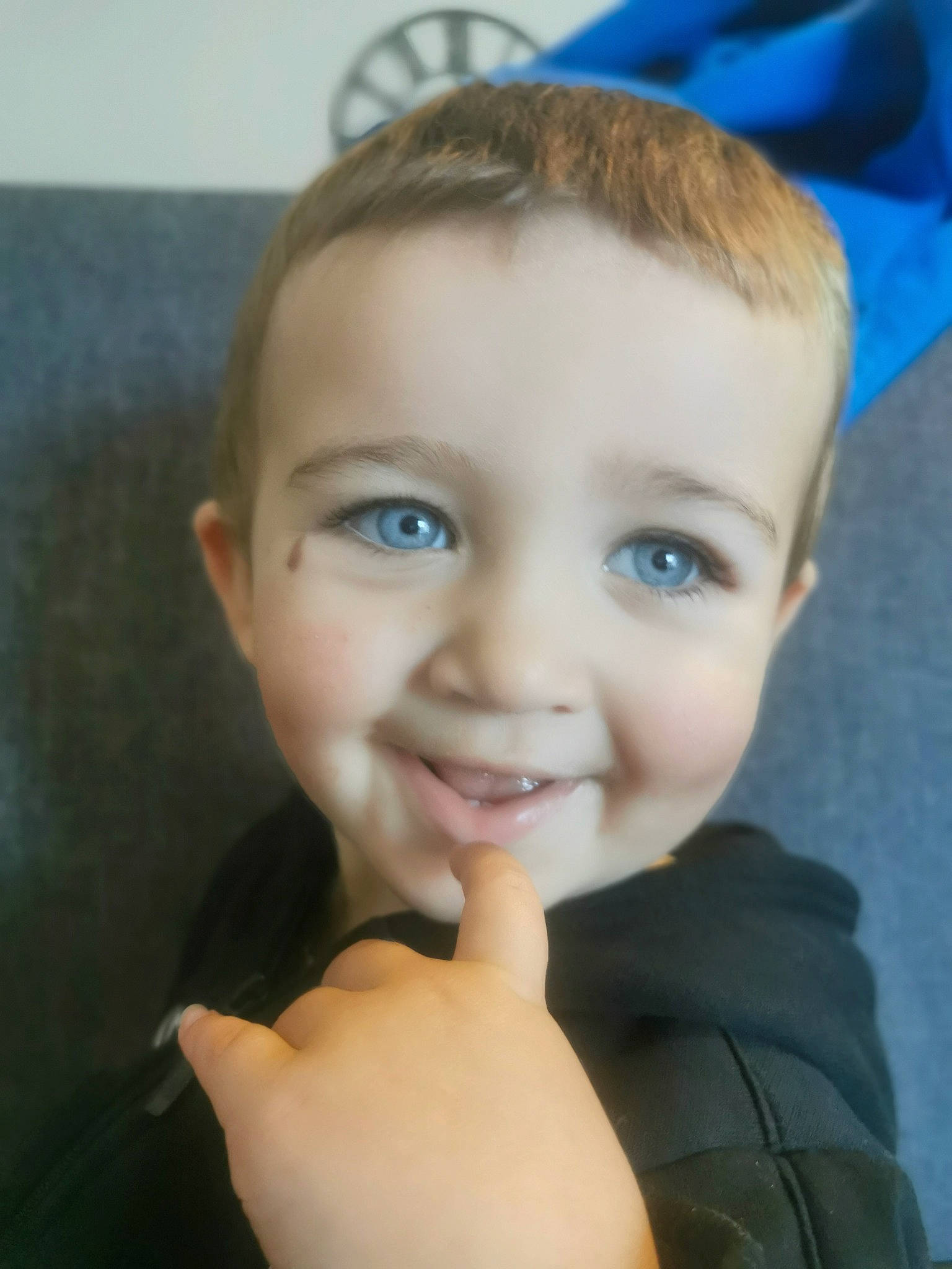 Tiago a rejoint le concours — aidez-le/la à gagner de superbes lots ! blue, cheek, chin, ear, eye, eyebrow, eyelash, face, flash_photography, forehead, hair, hand, jaw, joy, lip, mouth, nose, person, skin, smile