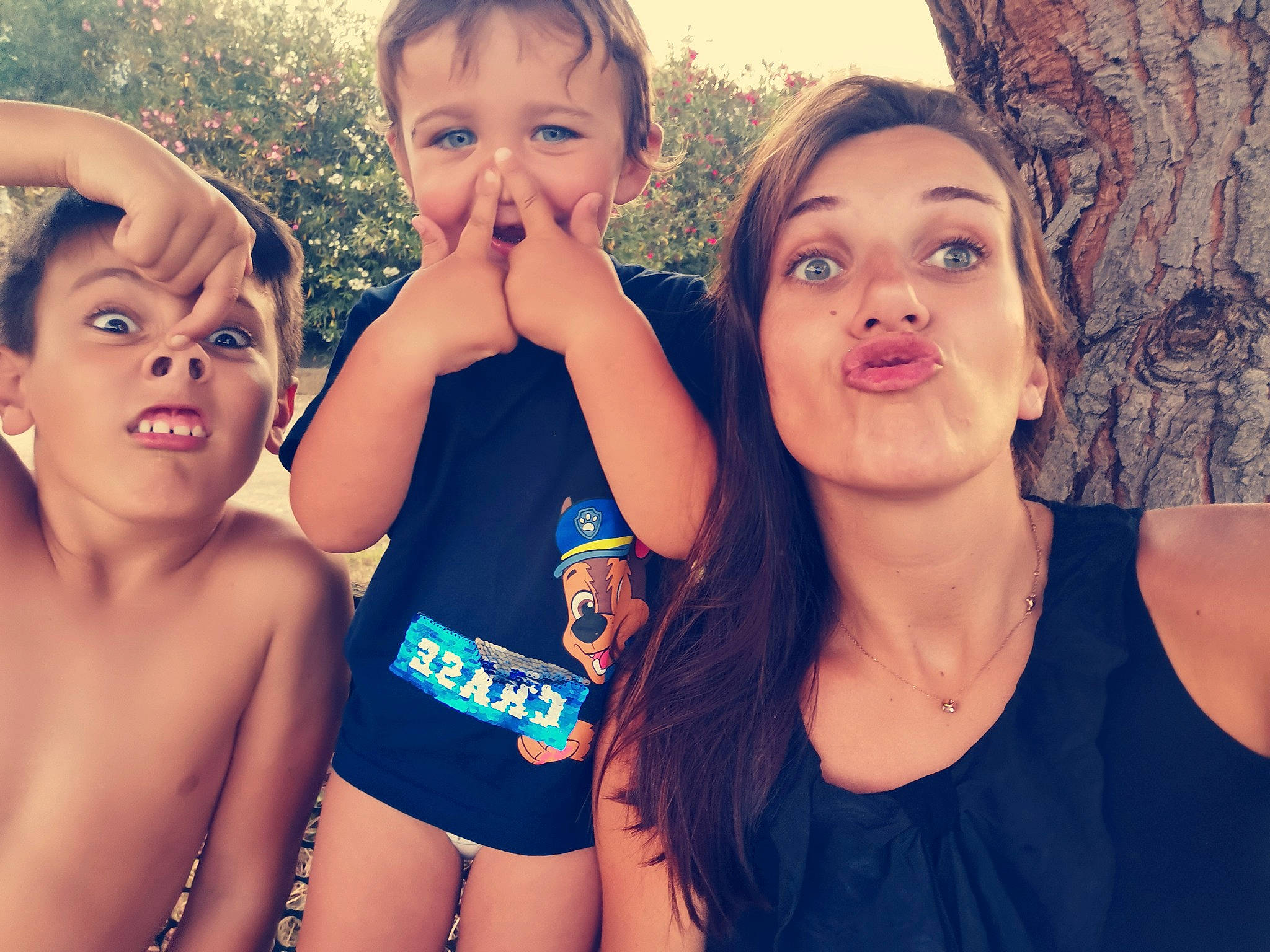 Tiago a rejoint le concours — aidez-le/la à gagner de superbes lots ! chin, cool, eye, face, finger, flash_photography, gesture, hand, happy, head, iris, lip, mouth, muscle, neck, organ, people_in_nature, person, shoulder, skin