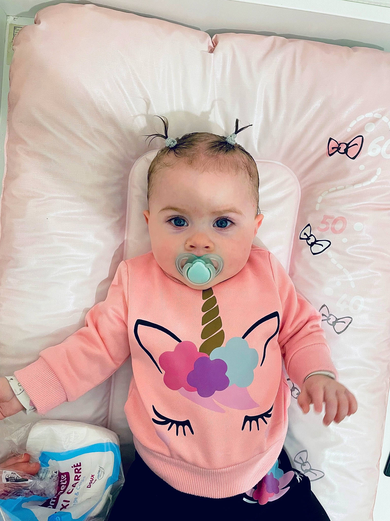 Alyzée participe au concours pour gagner de l'argent avec cette photo : baby, baby_products, baby_safety, baby_sleeping, baby_toddler_clothing, cheek, child, comfort, drinkware, eyelash, fashion_accessory, happy, linens, pattern, person, pink, sitting, sleeve, t_shirt, toddler