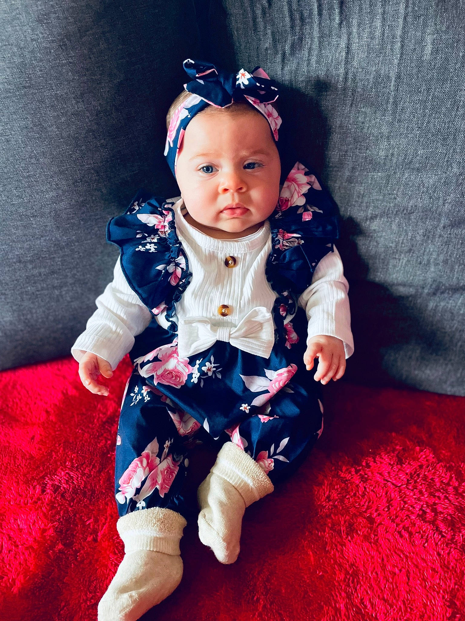 Alyzée participe au concours pour gagner de l'argent avec cette photo : baby, baby_toddler_clothing, child, collar, costume_hat, electric_blue, flash_photography, fun, goggles, happy, hat, human_body, iris, magenta, pattern, person, purple, sitting, sleeve, sunglasses