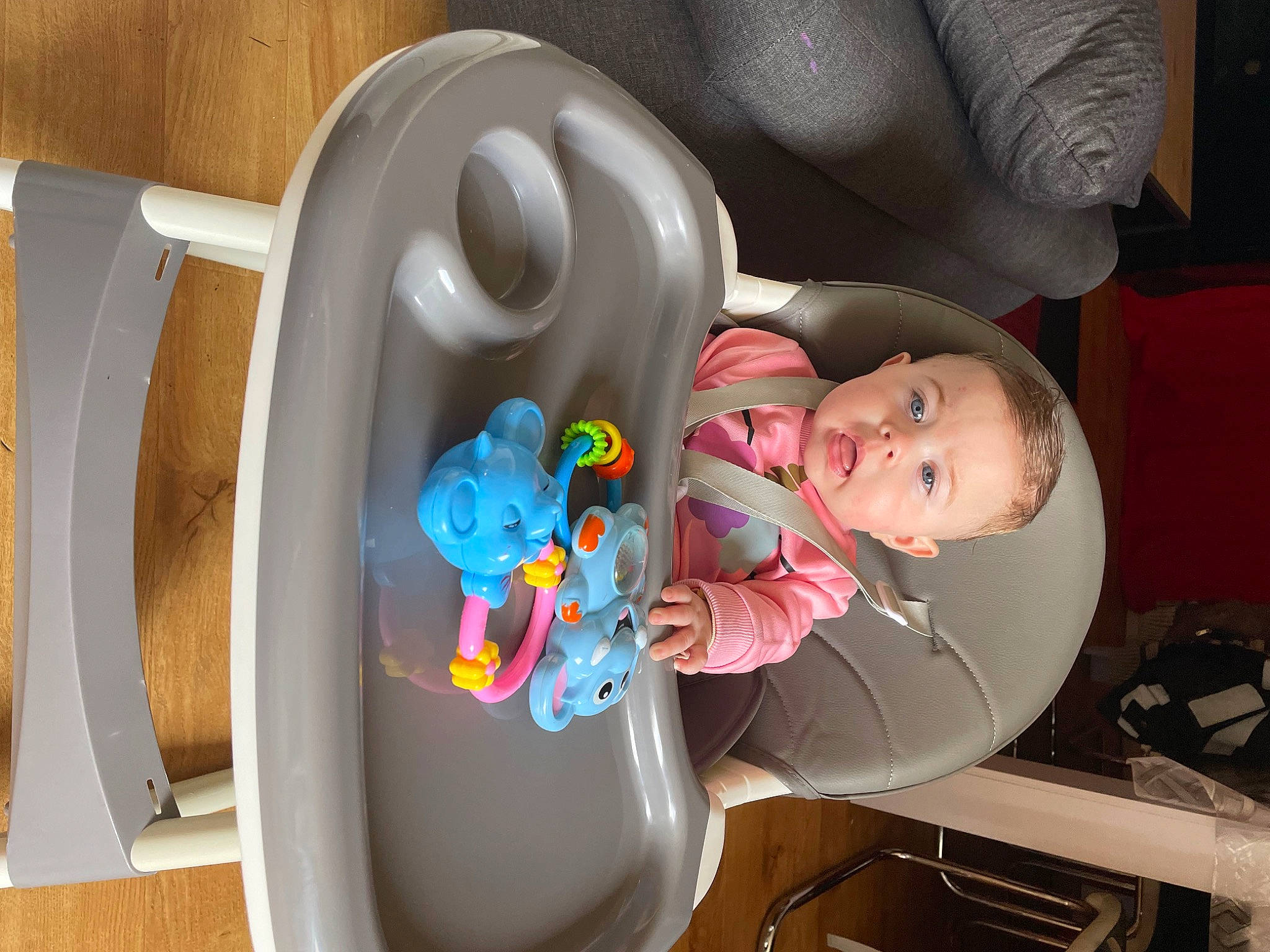 Alyzée a rejoint le concours — aidez-le/la à gagner de superbes lots ! baby, baby_products, baby_safety, baby_toys, child, comfort, drinkware, fun, person, plastic, product, room, stuffed_toy, surprise, toddler, toy