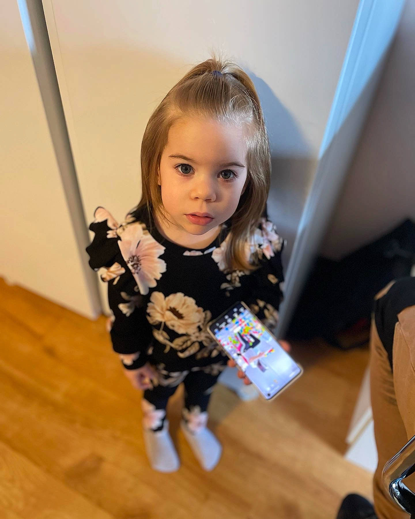 Célia participe au concours pour gagner de l'argent avec cette photo : brown_hair, child, eyelash, flooring, fun, happy, hardwood, human_leg, iris, laminate_flooring, long_hair, person, play, room, sitting, toddler, varnish, visual_arts, wood, wood_flooring