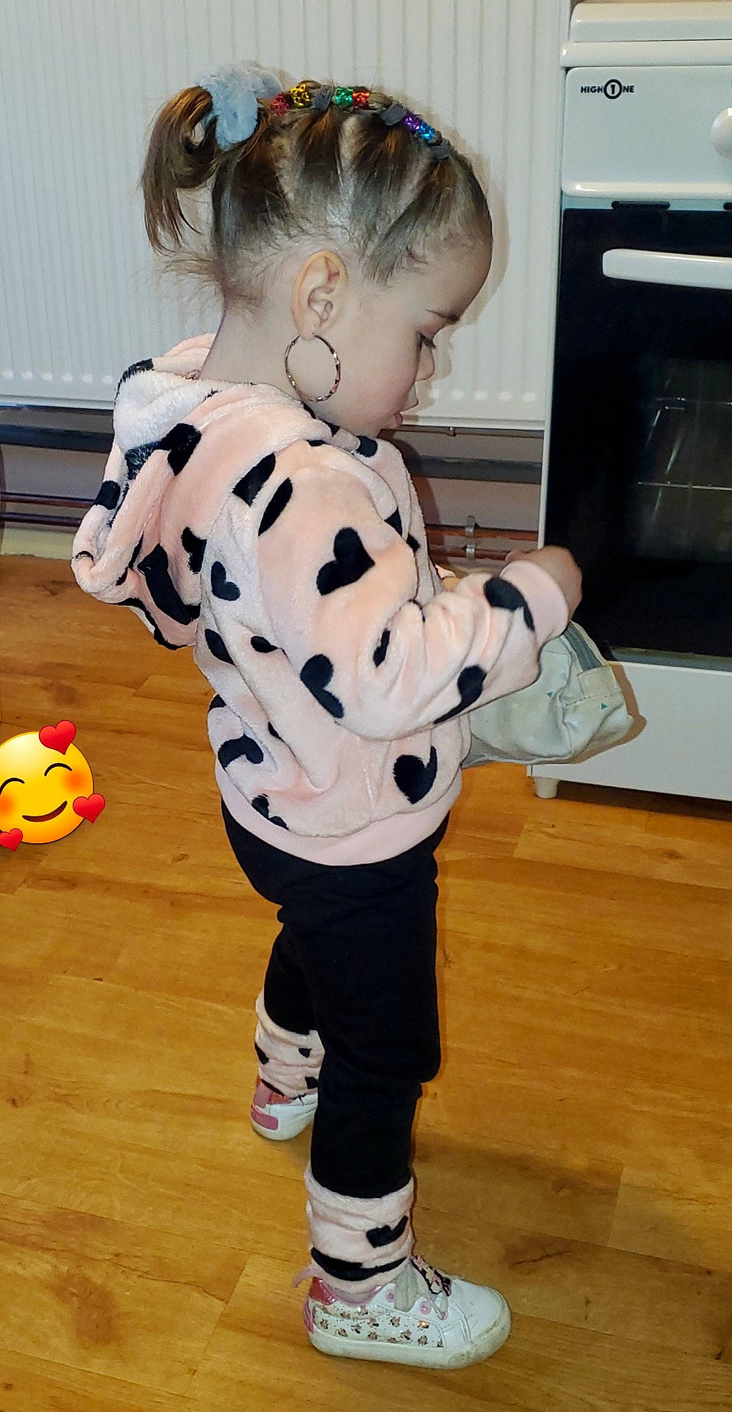 Célia participe au concours pour gagner de l'argent avec cette photo : baby, baby_toddler_clothing, ball, child, flooring, football, fun, hardwood, home_appliance, kitchen_appliance, mammal, microwave_oven, pattern, person, room, sleeve, standing, television, toddler, white