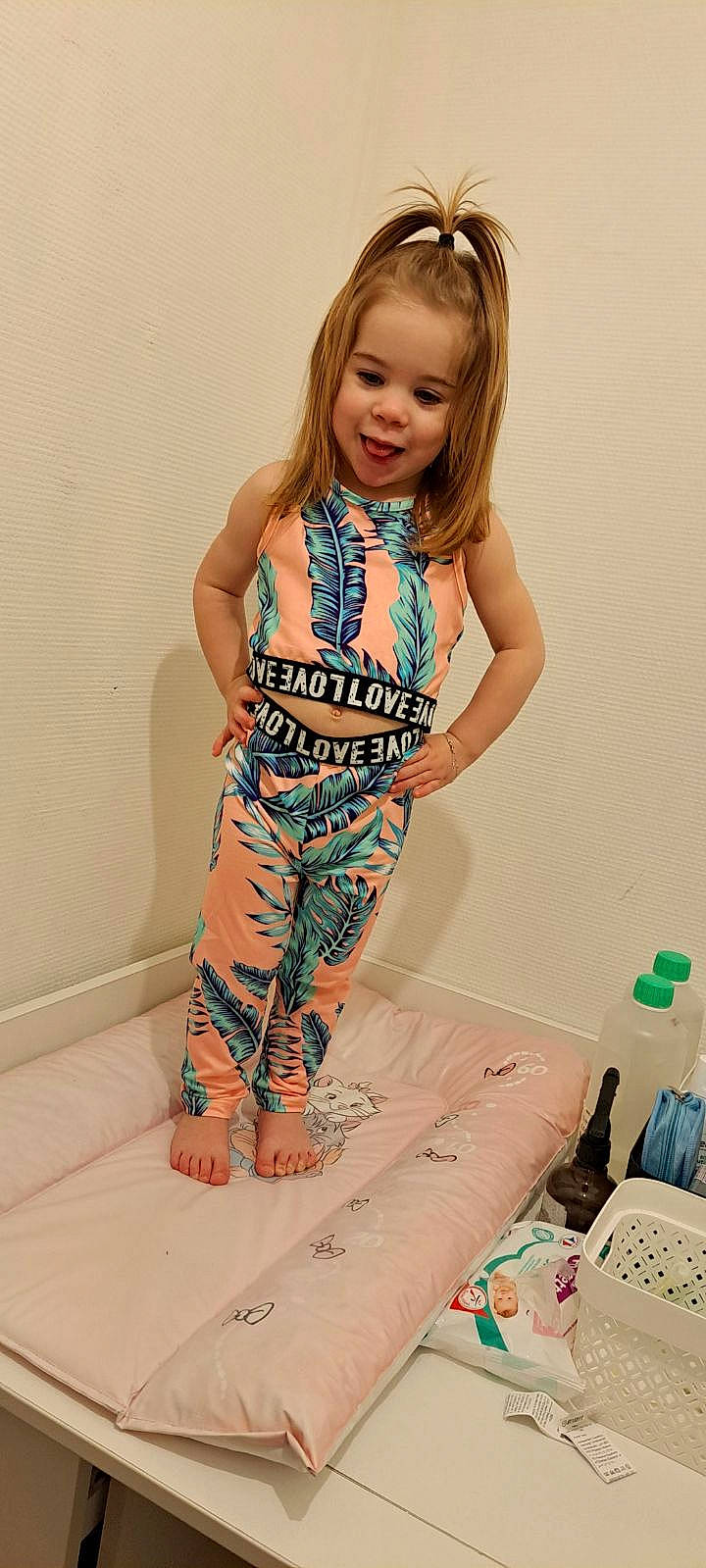 Célia participe au concours pour gagner de l'argent avec cette photo : arm, baby_toddler_clothing, child, cool, electric_blue, face, fashion_design, hairstyle, happy, human_body, human_leg, leg, neck, one_piece_garment, pattern, person, sleeve, smile, t_shirt, thigh