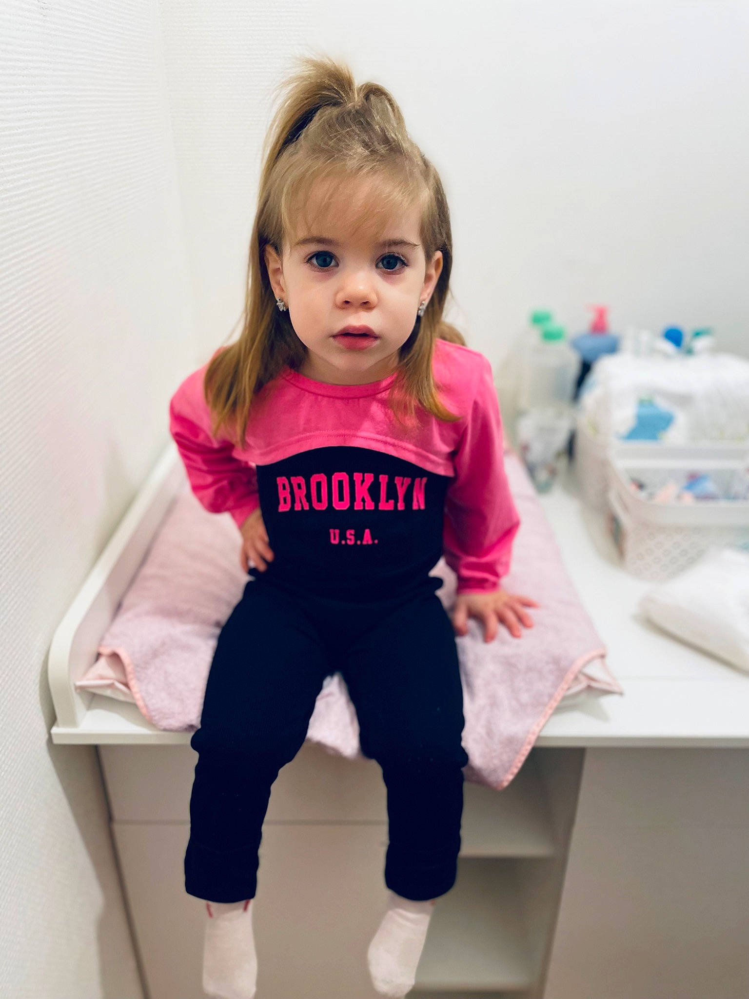 Célia participe au concours pour gagner de l'argent avec cette photo : arm, baby_toddler_clothing, cheek, child, dress, electric_blue, fashion_accessory, fun, happy, human_leg, knee, magenta, neck, person, pink, shoulder, sleeve, sportswear, t_shirt, toddler