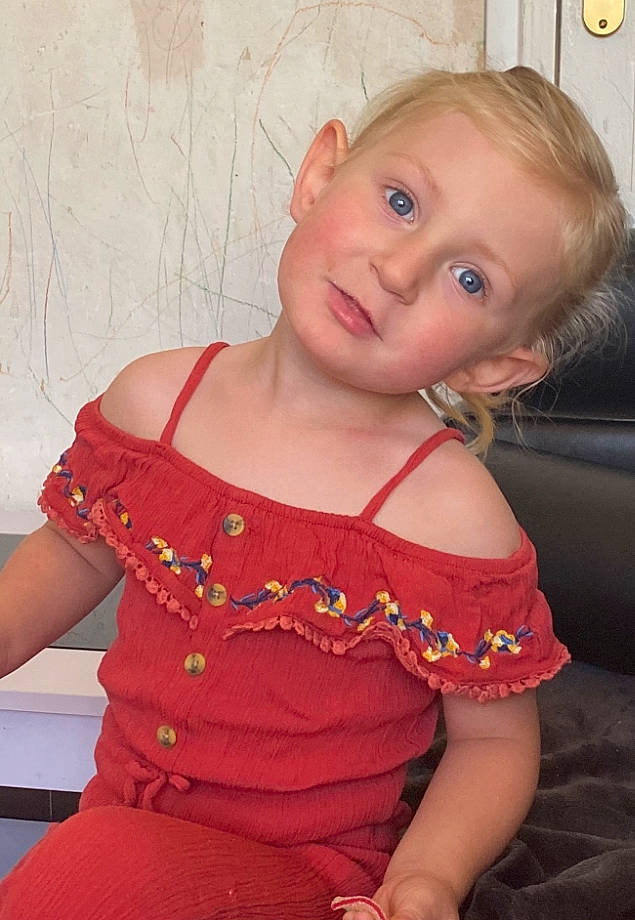 Lisa a rejoint le concours — aidez-le/la à gagner de superbes lots ! baby_toddler_clothing, blond, cheek, child, day_dress, finger, happy, iris, lip, mouth, neck, pattern, person, pink, skin, sleeve, smile, thigh, toddler, trunk