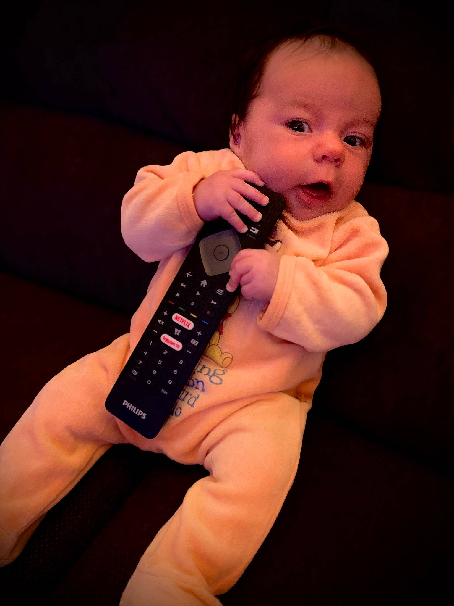 Octavia participe au concours pour gagner de l'argent avec cette photo : baby, baby_toddler_clothing, comfort, communication_device, elbow, face, finger, flash_photography, gesture, hand, head, human_body, mobile_device, nail, neck, person, shoulder, sleeve, telephony, thigh