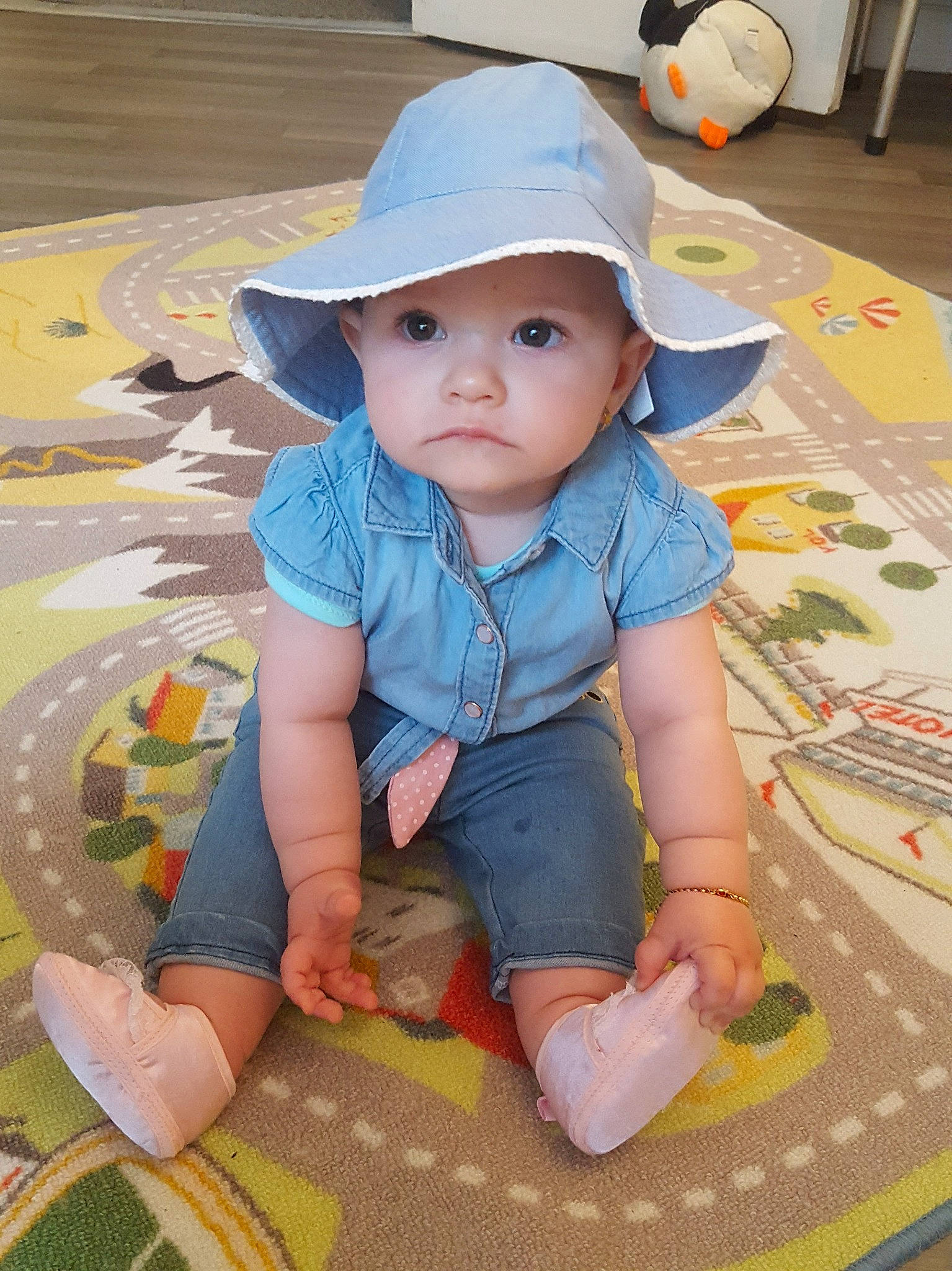 Carina is registered to the contest to win money with this photo: baby, baby_toddler_clothing, child, fashion_accessory, hat, headgear, headwear, person, play, sitting, sun_hat, toddler