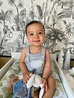 Damien a rejoint le concours — aidez-le/la à gagner de superbes lots ! baby, baby_toddler_clothing, cheek, child, comfort, grass, happy, joy, pattern, people, person, photograph, sandal, shorts, sitting, skin, sleeve, smile, t_shirt, thigh