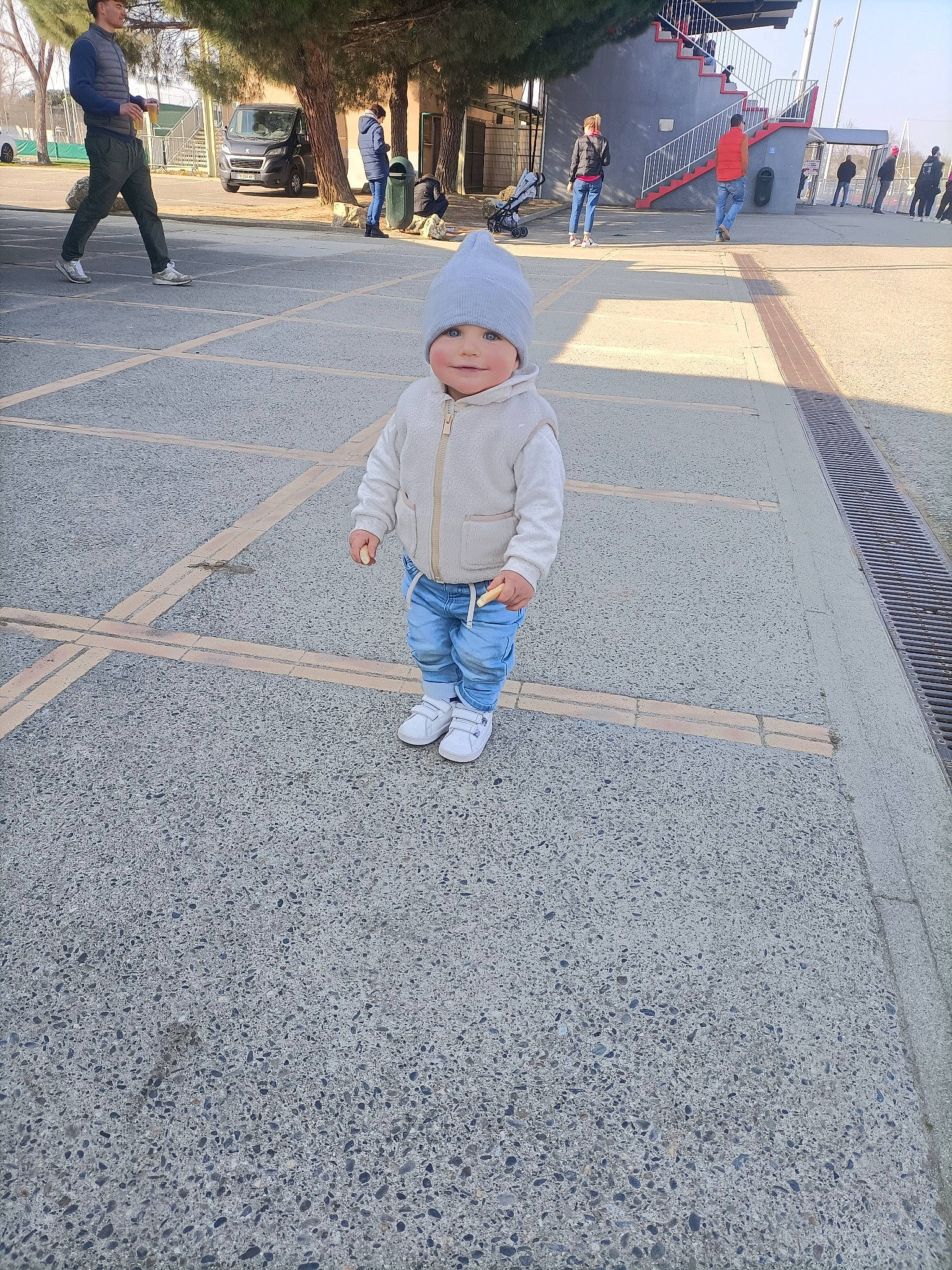 Mahé participe au concours pour gagner de l'argent avec cette photo : asphalt, city, concrete, denim, electric_blue, fun, grass, headwear, lane, leisure, pedestrian, person, recreation, road, road_surface, shadow, sidewalk, sky, tar, toddler