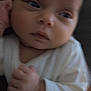 Aria participe au concours pour gagner de l'argent avec cette photo : baby, infant, face, hand, white_clothing, portrait, closeup, soft_light, expression, curious, skin, newborn, cute, child, young, person, indoors, baby_hand, head, sleepy