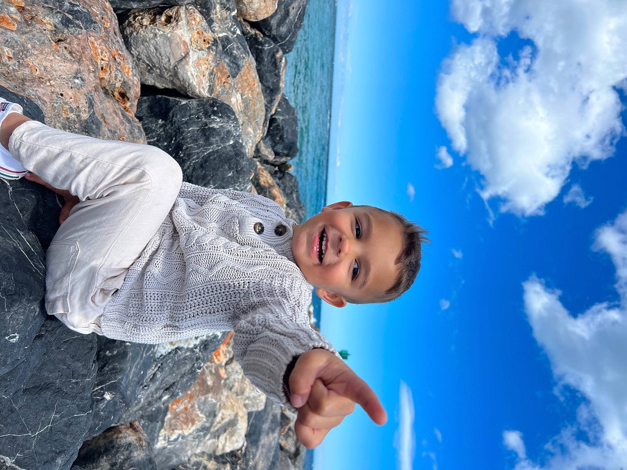 Taylor a rejoint le concours — aidez-le/la à gagner de superbes lots ! adventure, azure, bedrock, blue, cloud, cumulus, electric_blue, flash_photography, fun, happy, joy, leisure, mountain, outcrop, people_in_nature, person, recreation, rock, sky, smile