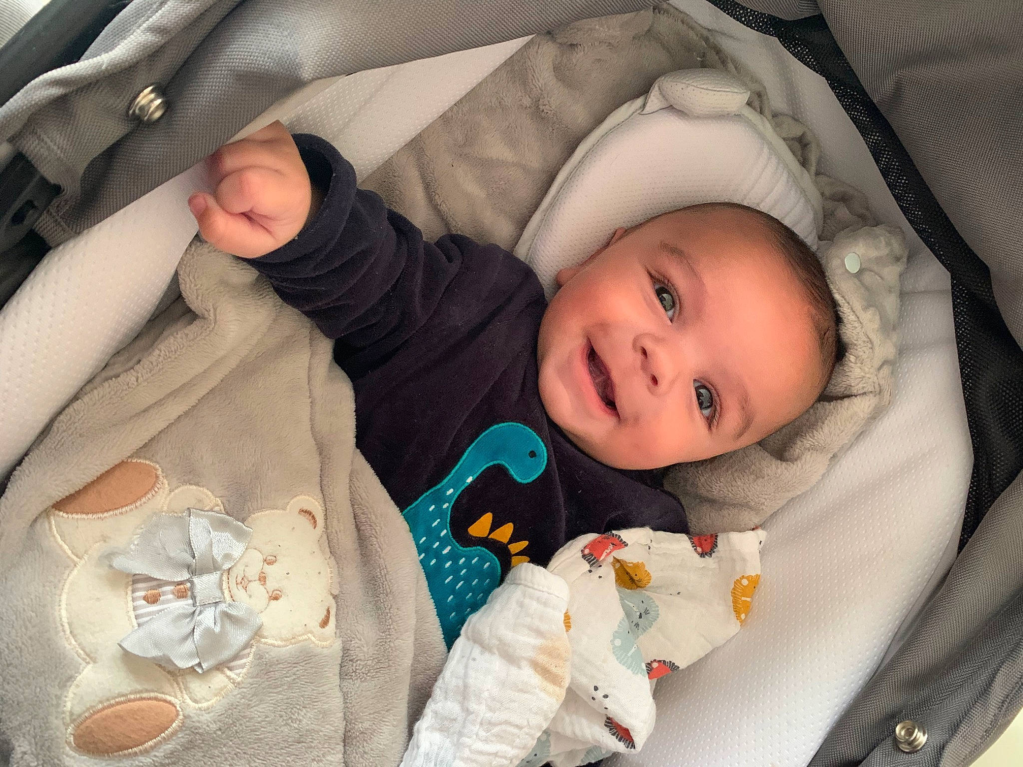 Taylor a rejoint le concours — aidez-le/la à gagner de superbes lots ! baby, baby_carriage, baby_in_car_seat, baby_products, baby_sleeping, bedtime, birth, cheek, child, comfort, eye, infant_bed, joy, mouth, nap, nose, person, product, skin, sleep