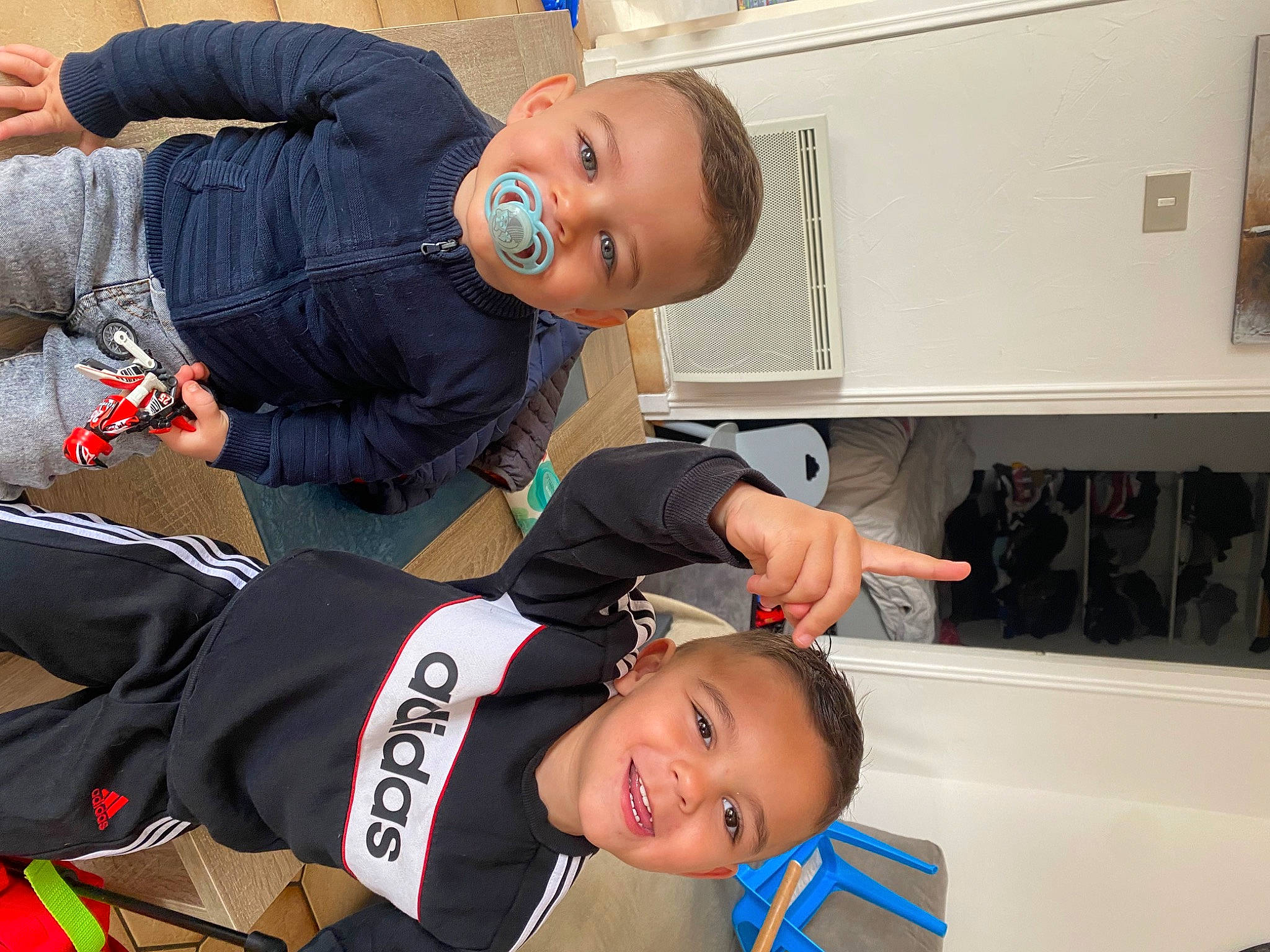 Brayton participe au concours pour gagner de l'argent avec cette photo : child, comfort, elbow, event, face, fun, gesture, happy, hat, joint, joy, mouth, person, room, service, smile, toddler