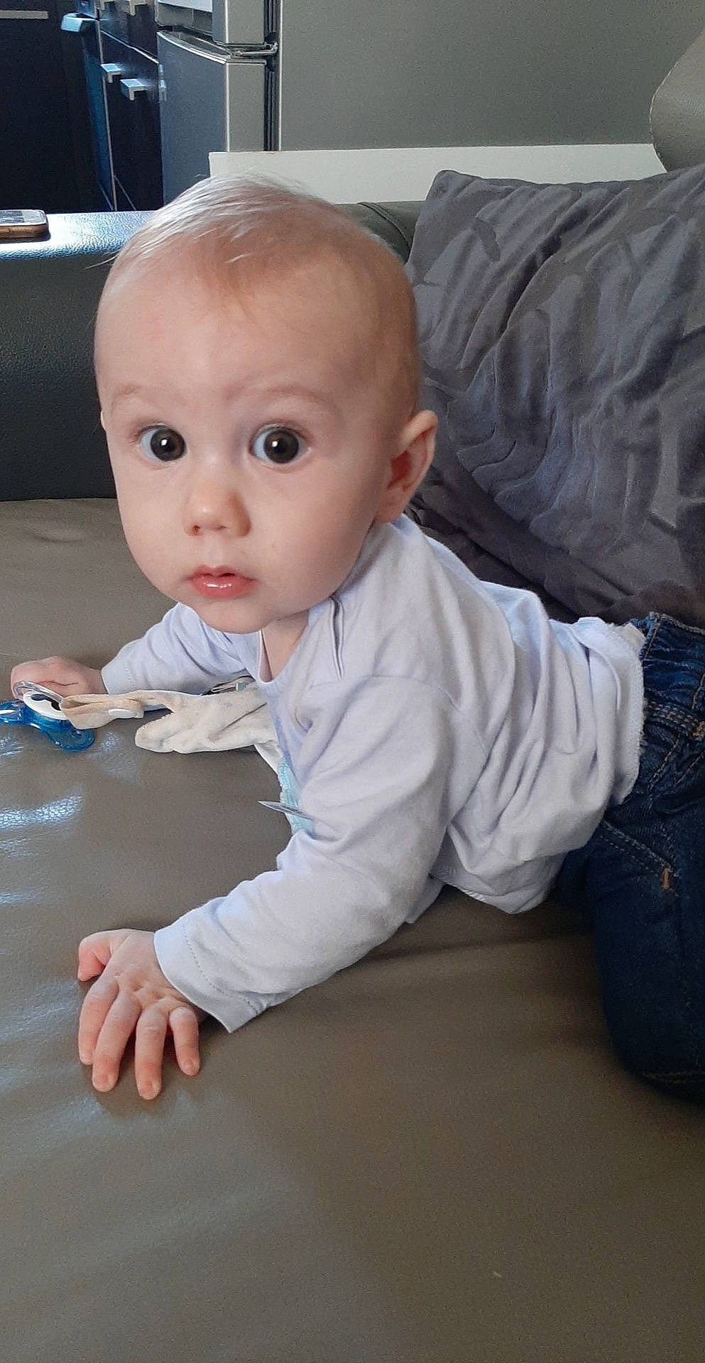 Joseph a rejoint le concours — aidez-le/la à gagner de superbes lots ! baby, cheek, child, crawling, eye, face, head, lip, nose, person, sitting, skin, surprise, toddler, tummy_time