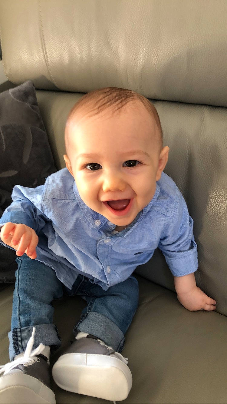 Joseph participe au concours pour gagner de l'argent avec cette photo : baby, cheek, child, chin, face, facial_expression, finger, head, joy, laugh, leg, mouth, person, sitting, skin, smile, toddler