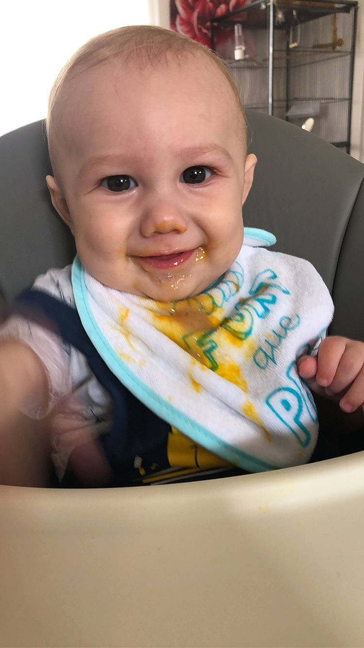 Joseph participe au concours pour gagner de l'argent avec cette photo : baby, baby_food, cheek, child, comfort_food, ear, eating, face, facial_expression, food, joy, person, sitting, skin, smile, toddler