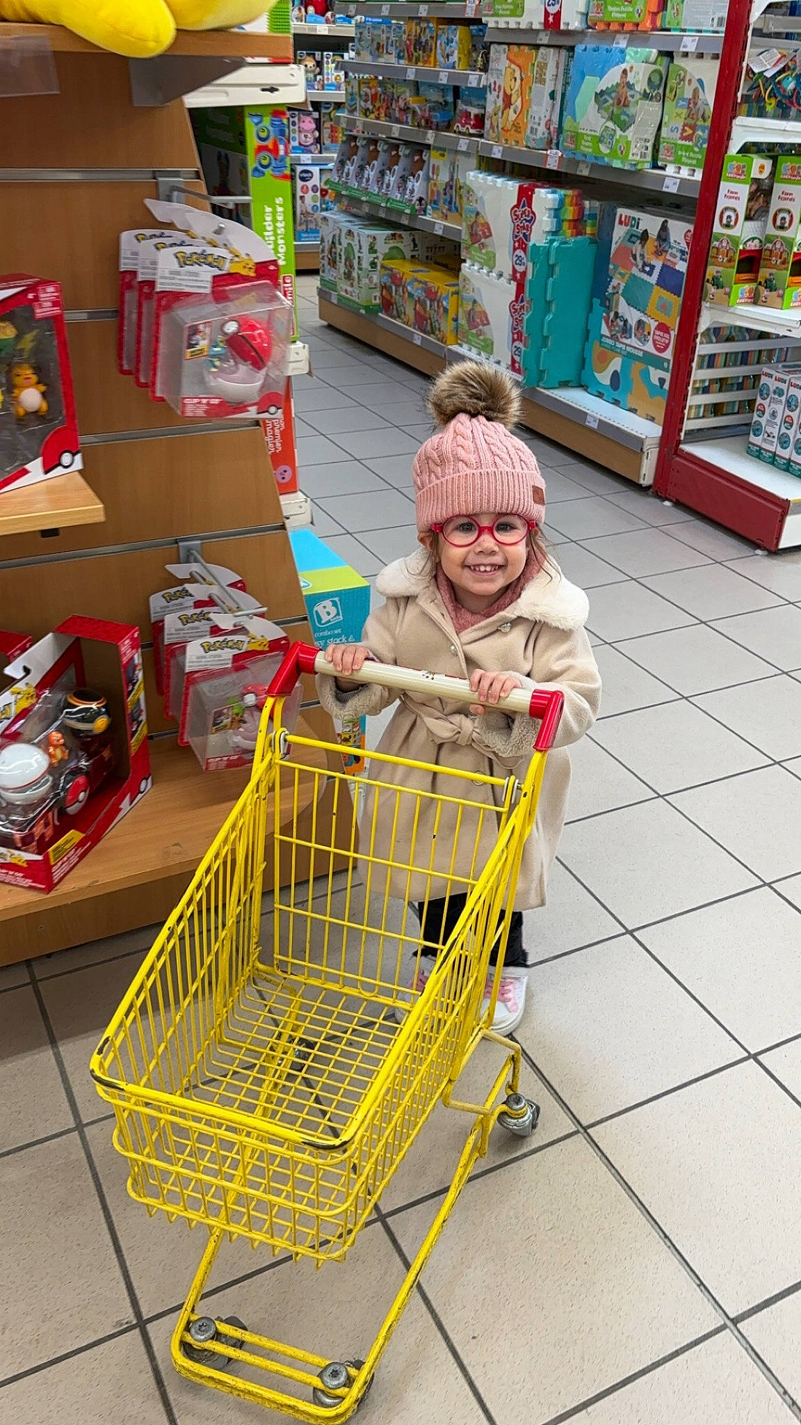 Isabelle participe au concours pour gagner de l'argent avec cette photo : cart, child, cleanliness, customer, event, fun, grocery_store, headwear, joy, leisure, person, photograph, product, retail, service, shopping, shopping_cart, smile, snapshot, tire