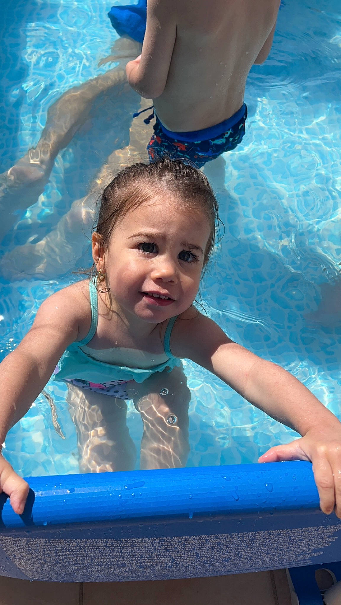 Isabelle a rejoint le concours — aidez-le/la à gagner de superbes lots ! aqua, azure, bathing, blue, child, fun, hair, happy, head, human_body, leisure, muscle, outdoor_recreation, person, photograph, recreation, smile, summer, swimming_pool, toddler