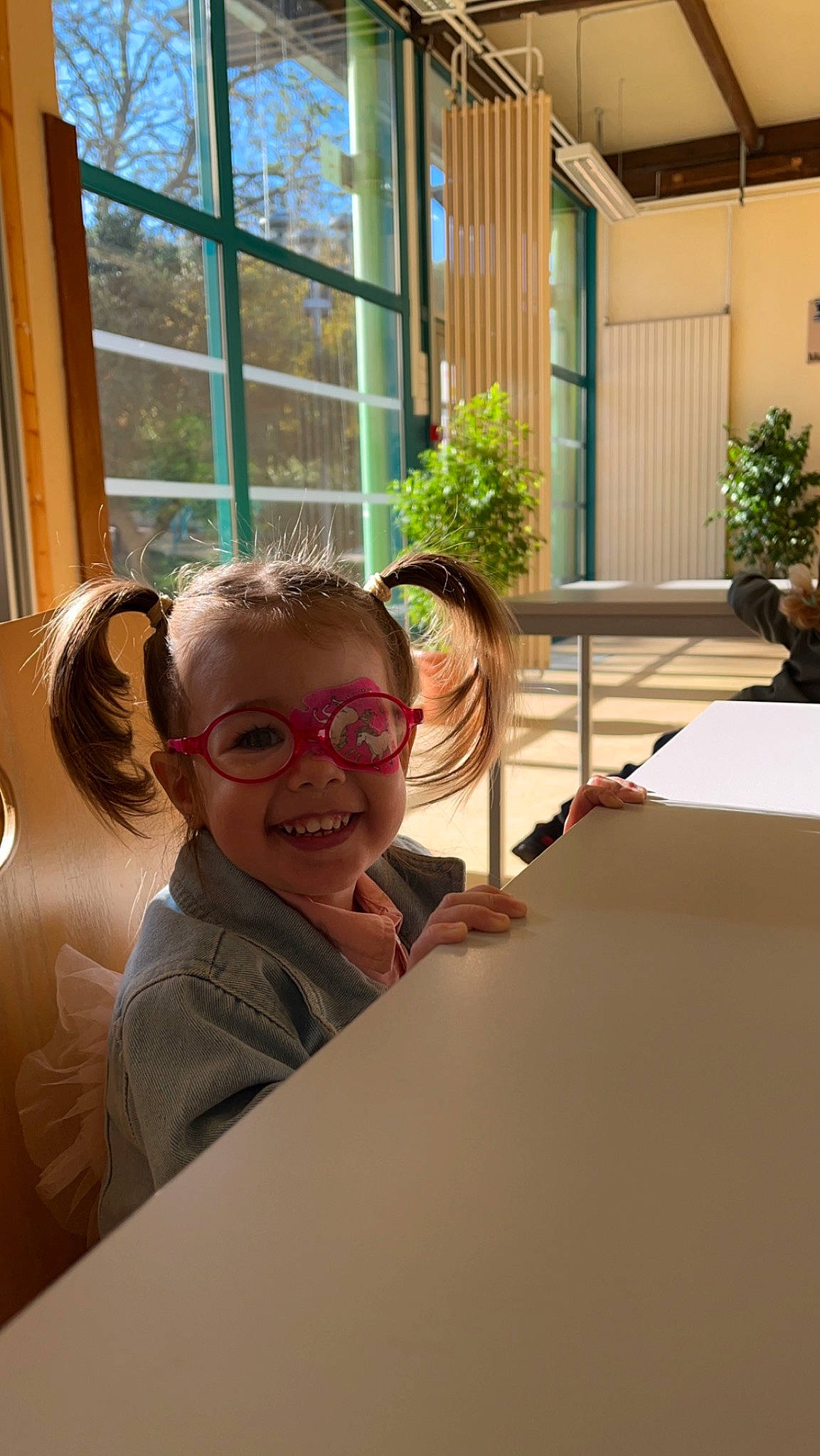 Isabelle a rejoint le concours — aidez-le/la à gagner de superbes lots ! building, event, eyewear, flooring, flowerpot, fun, glass, happy, house, houseplant, joy, laugh, leisure, person, plant, room, smile, t_shirt, toddler, vision_care