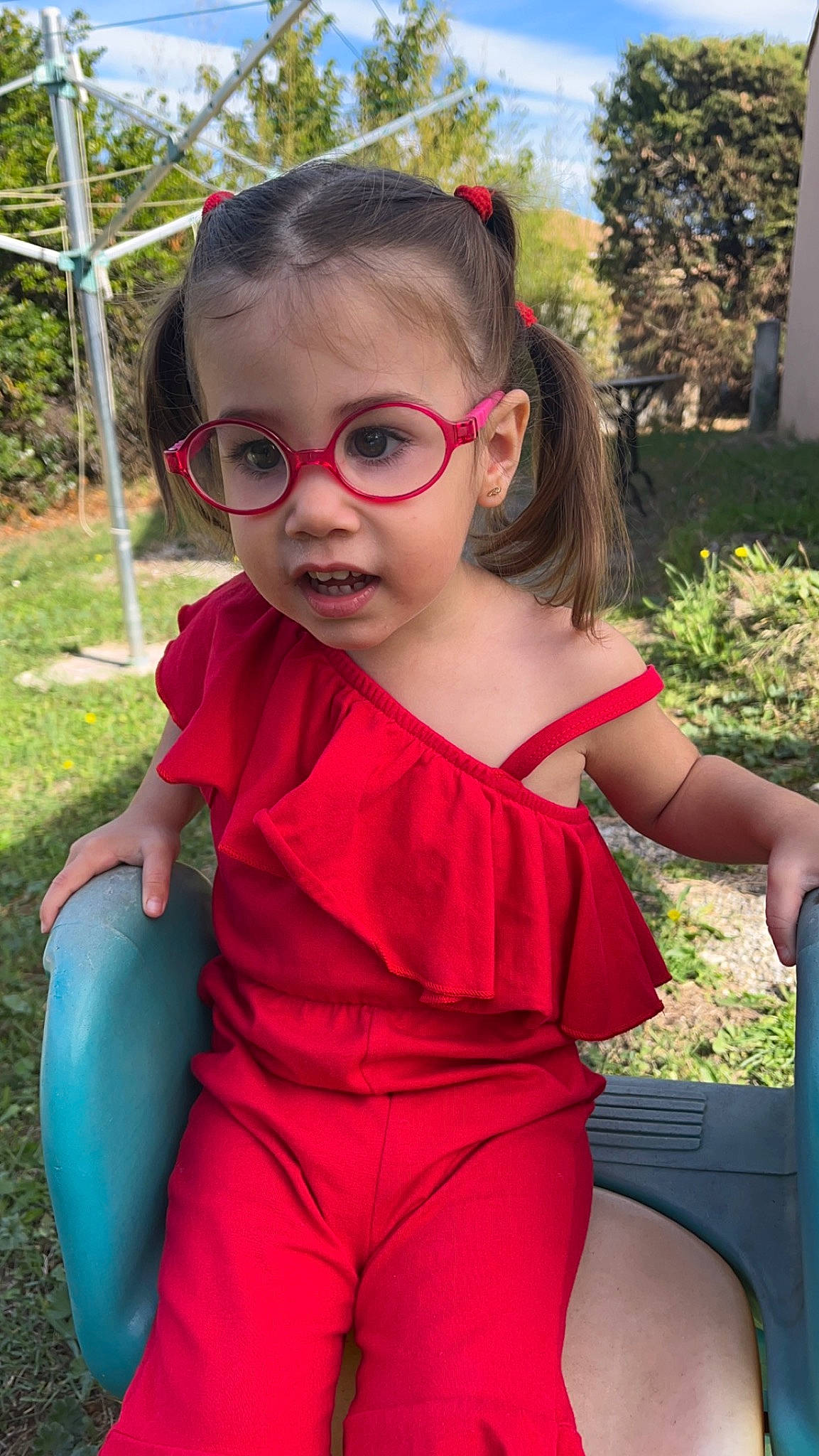 Isabelle participe au concours pour gagner de l'argent avec cette photo : baby_toddler_clothing, child, dress, eye, eyewear, glasses, grass, hairstyle, happy, human_body, magenta, neck, people, person, pink, plant, summer, sunglasses, toddler, tree