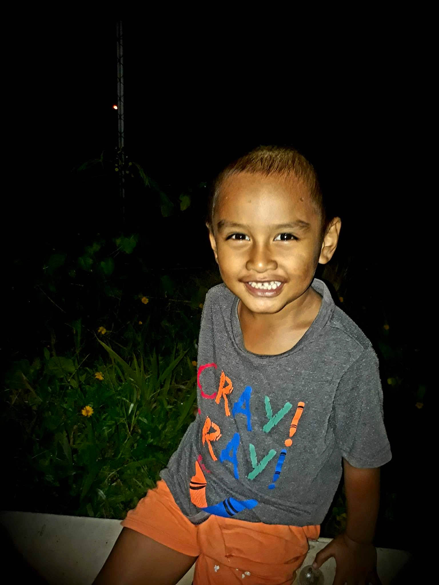 Hauterani a rejoint le concours — aidez-le/la à gagner de superbes lots ! child, cool, darkness, flash_photography, fun, grass, happy, head, human_body, iris, joy, leisure, people_in_nature, person, plant, sitting, skin, smile, t_shirt, toddler