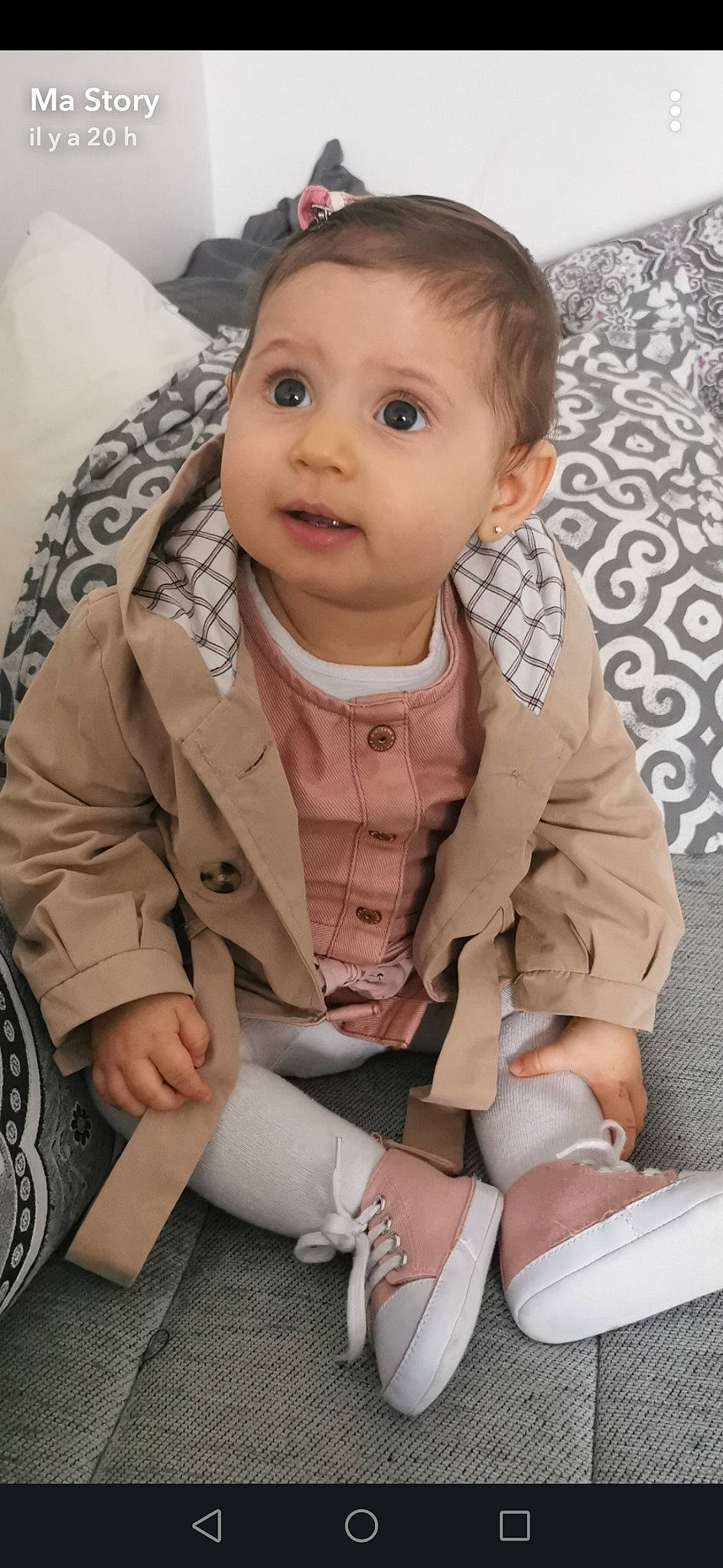 Safiya participe au concours pour gagner de l'argent avec cette photo : baby, baby_safety, baby_toddler_clothing, blond, cheek, child, collar, comfort, eye, finger, head, iris, neck, nose, outerwear, person, sitting, skin, sleeve, toddler