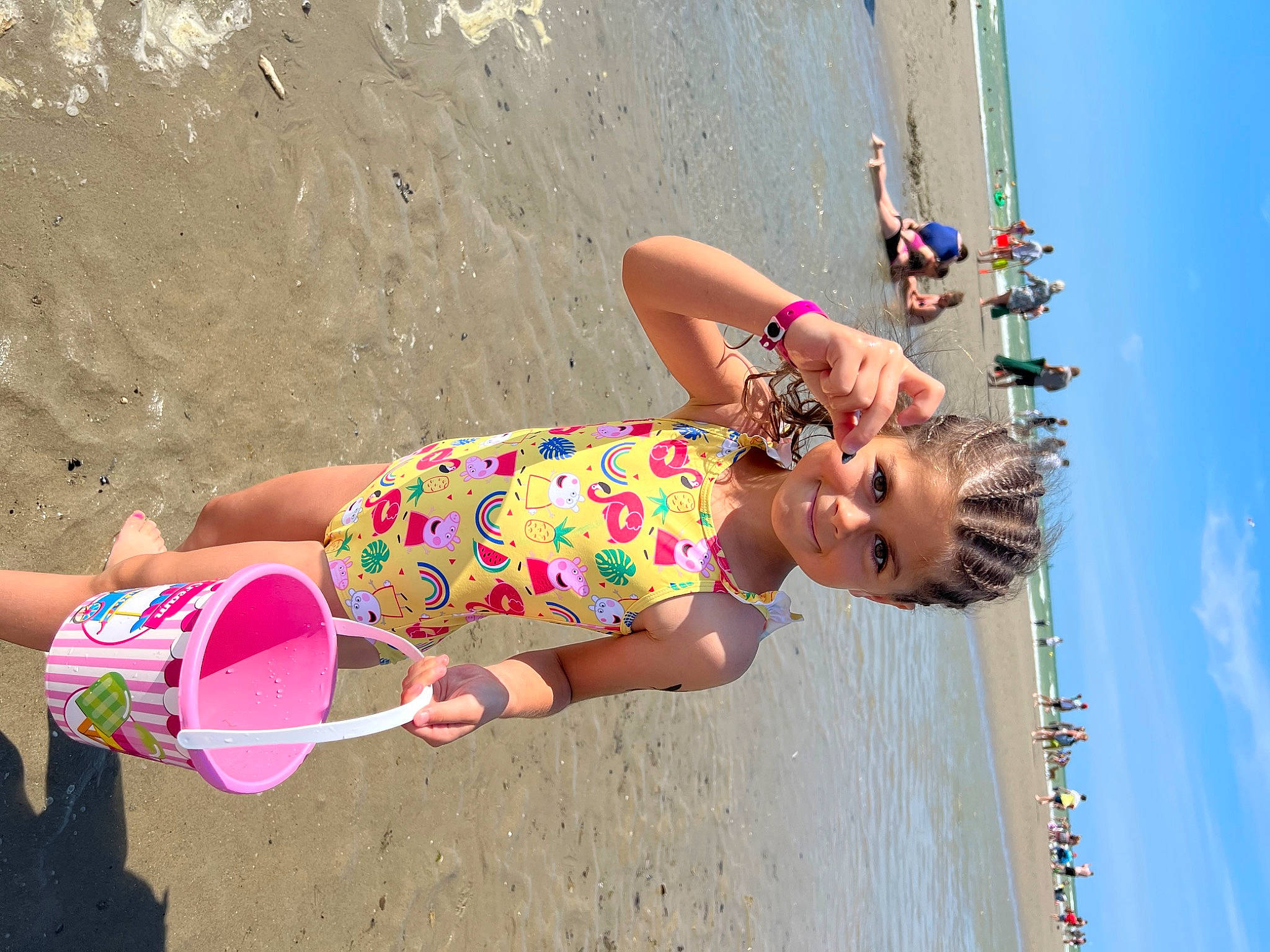 Lola a rejoint le concours — aidez-le/la à gagner de superbes lots ! beach, beauty, eyewear, fun, happy, human_leg, joy, leg, leisure, people_in_nature, people_on_beach, person, recreation, sand, sky, summer, sun_tanning, swimwear, thigh, toddler
