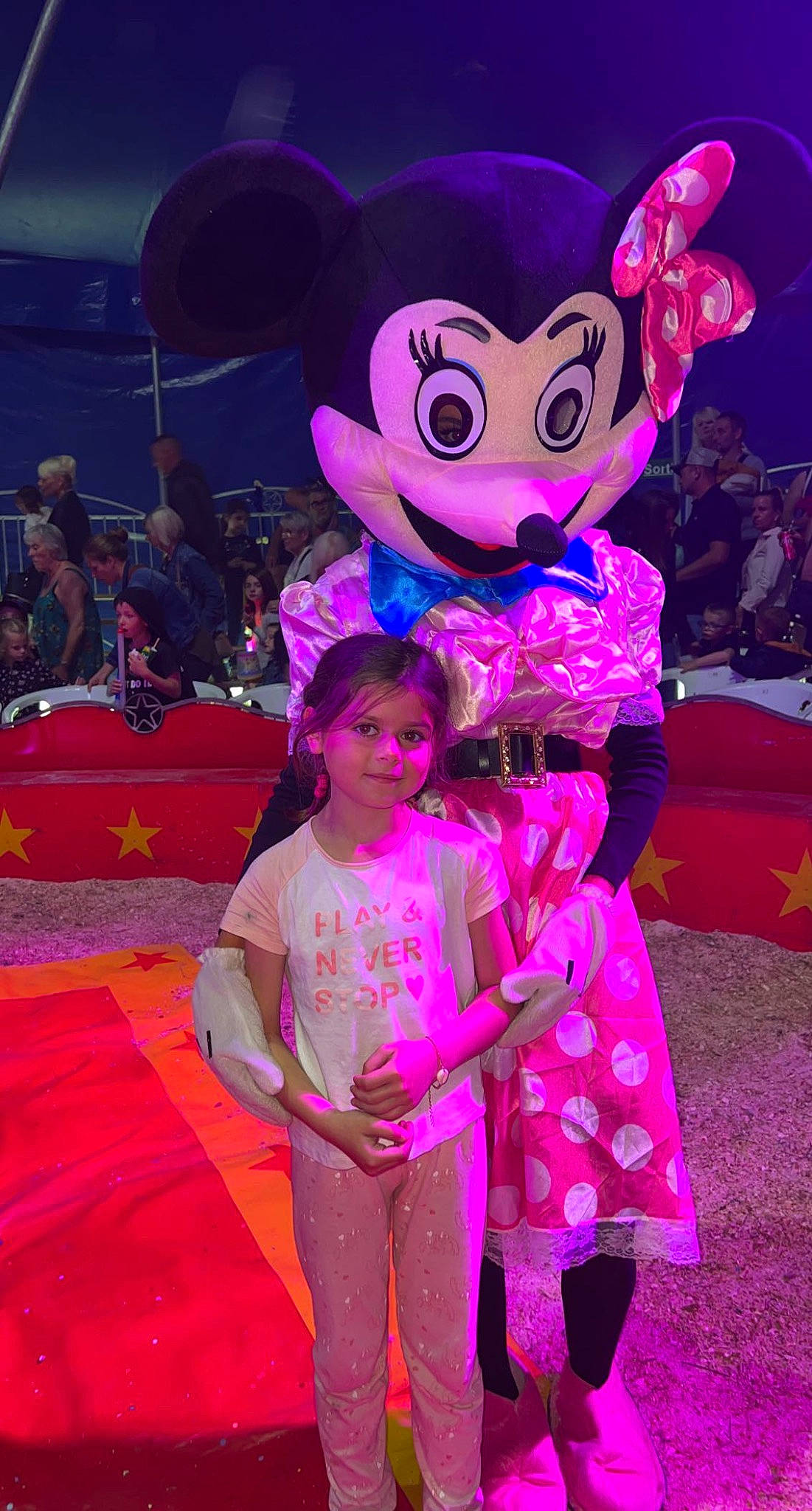 Lola participe au concours pour gagner de l'argent avec cette photo : beauty, costume, entertainment, event, flooring, fun, fur, happy, hat, joy, leisure, magenta, mascot, person, photograph, pink, public_event, purple, recreation, snapshot