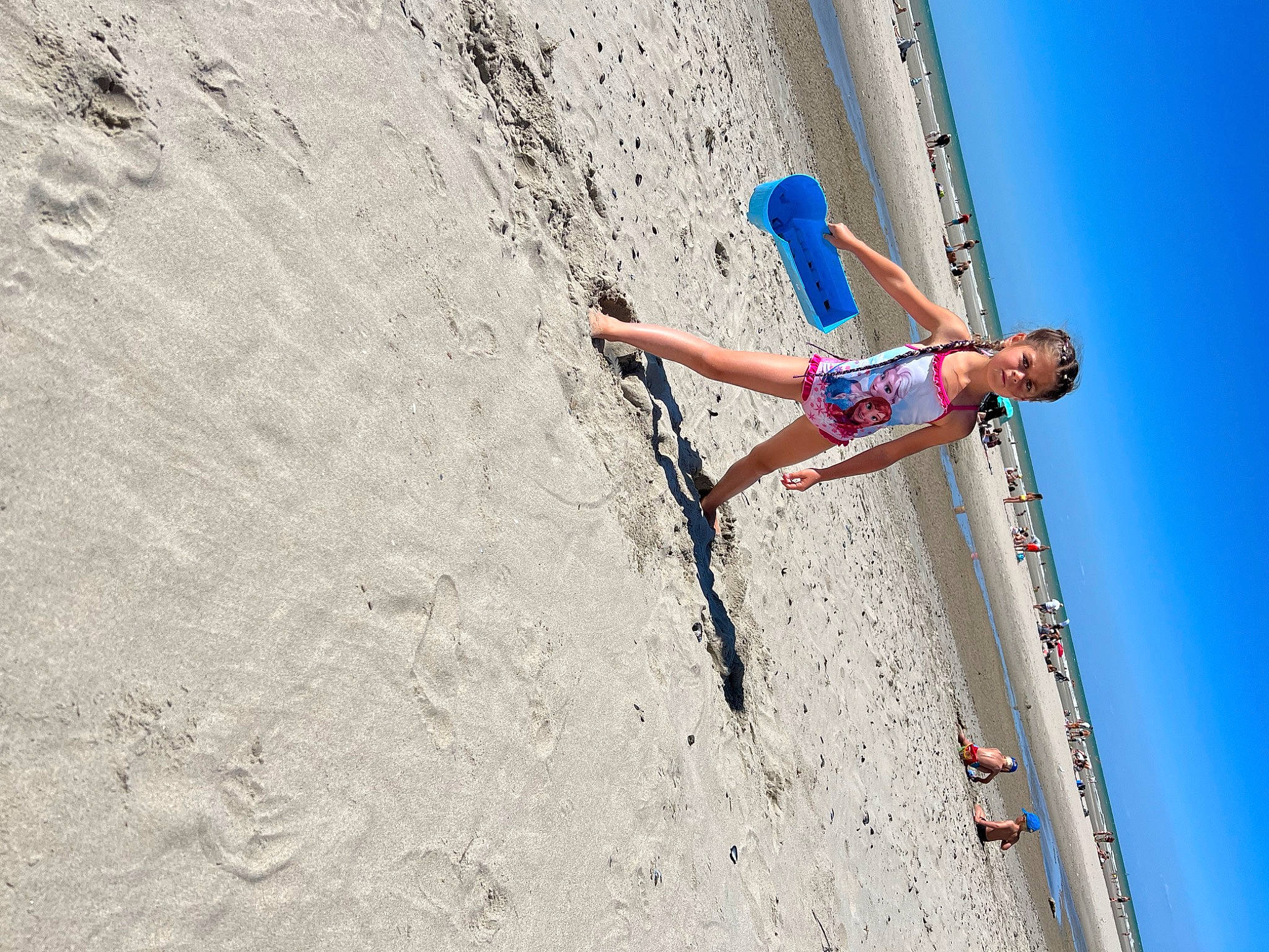 Lola participe au concours pour gagner de l'argent avec cette photo : adventure, beach, climbing_harness, elbow, electric_blue, extreme_sport, fun, human_leg, landscape, leg, leisure, person, recreation, rock_climbing_equipment, sand, shorts, sky, slope, sport_climbing, sports