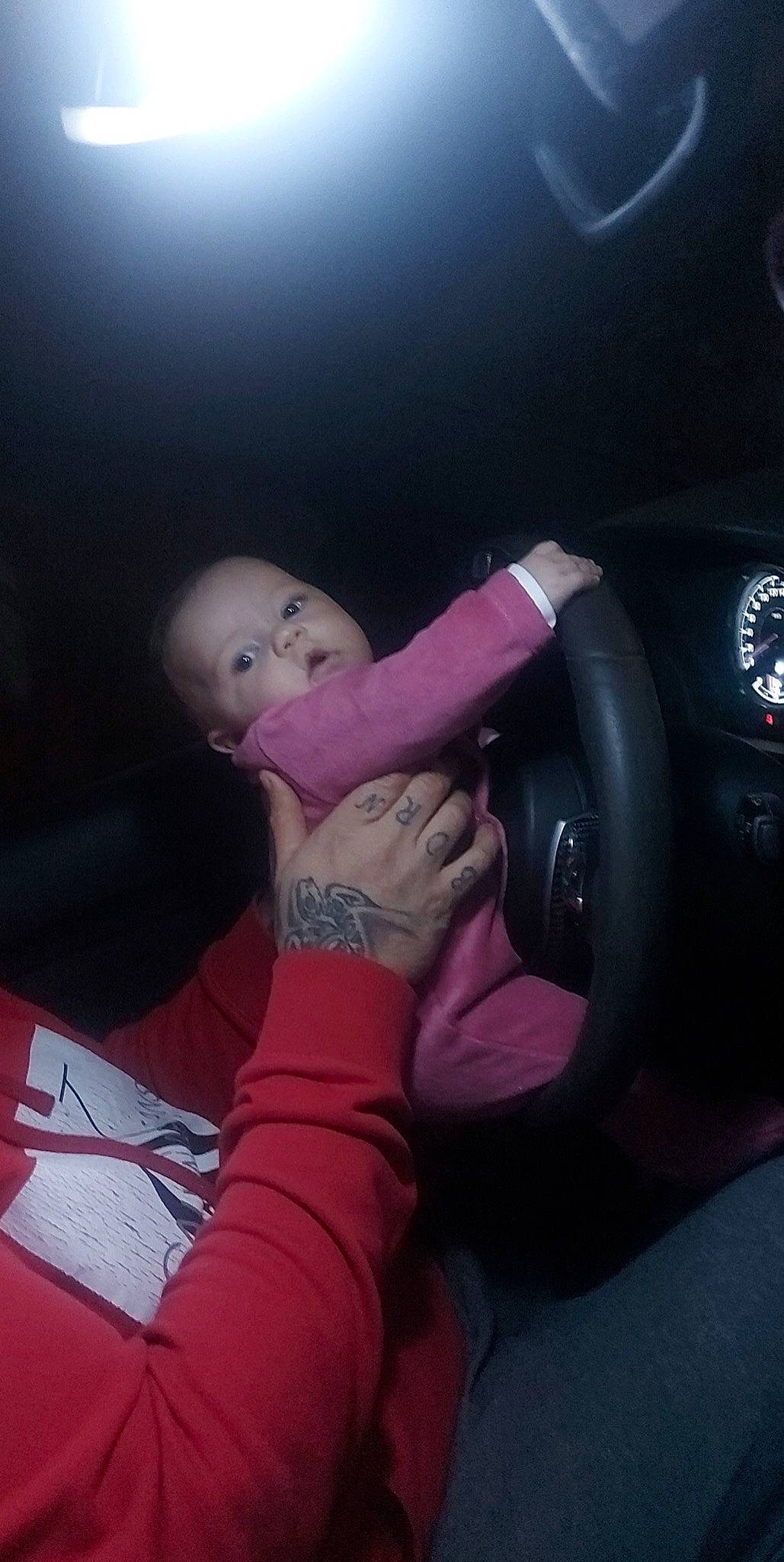 Elyana a rejoint le concours — aidez-le/la à gagner de superbes lots ! auto_part, automotive_design, automotive_exterior, automotive_lighting, automotive_wheel_system, baby, car, car_seat, child, cloud, flash_photography, fun, magenta, motor_vehicle, nail, person, personal_luxury_car, pink, steering_wheel, toddler