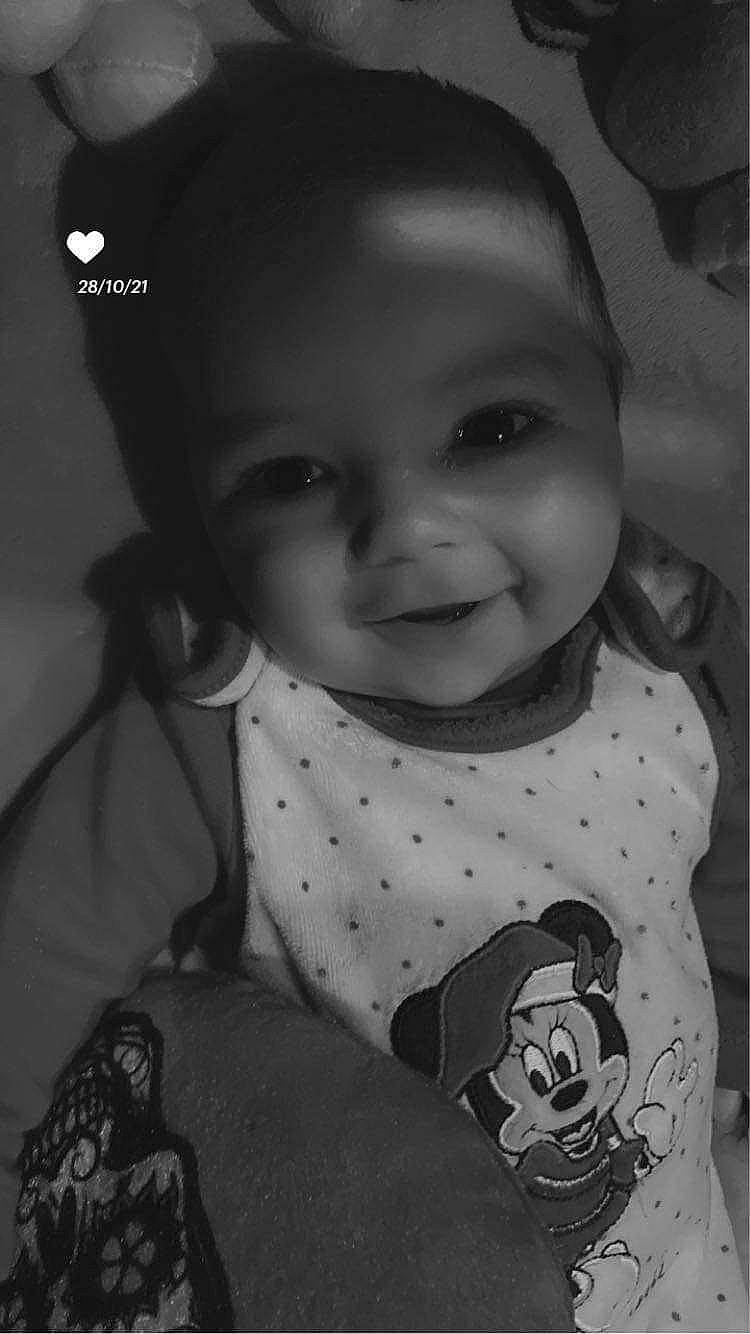 Elyana a rejoint le concours — aidez-le/la à gagner de superbes lots ! baby, baby_toddler_clothing, black, black_and_white, cheek, facial_expression, flash_photography, hairstyle, human, iris, mouth, neck, nose, organ, outerwear, person, skin, sleeve, smile, standing