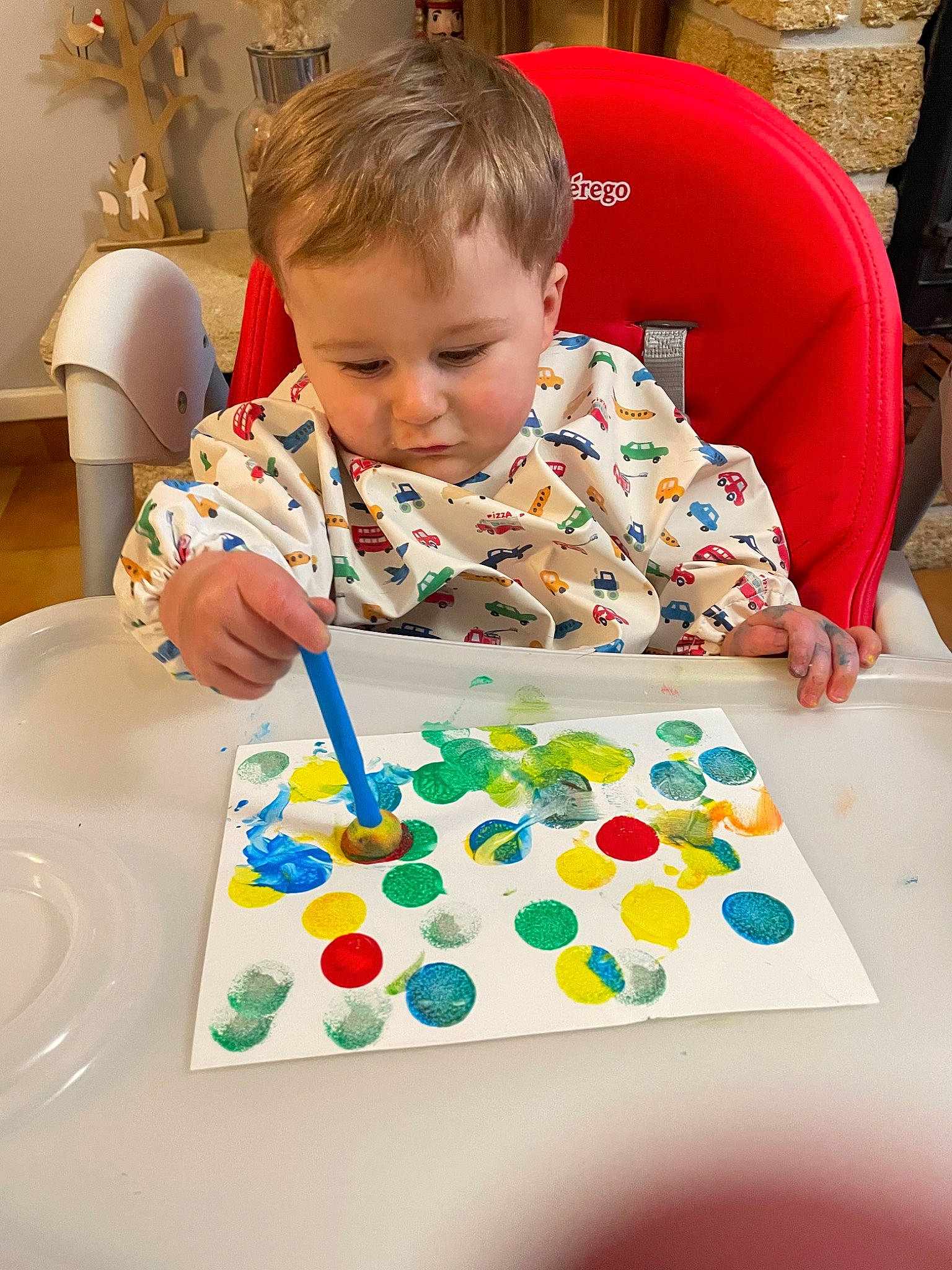 Ayrton a rejoint le concours — aidez-le/la à gagner de superbes lots ! art, baby, buttercream, cake_decorating, chair, child, event, fun, games, leisure, paint, person, play, product, sharing, sweetness, t_shirt, table, tableware, toddler