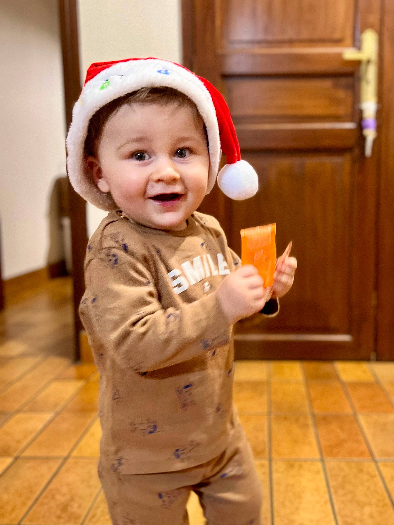 Ayrton participe au concours pour gagner de l'argent avec cette photo : baby, baby_toddler_clothing, cheek, child, costume, door, event, flooring, fun, fur, gesture, happy, headwear, holiday, laugh, person, sitting, sleeve, smile, thumb