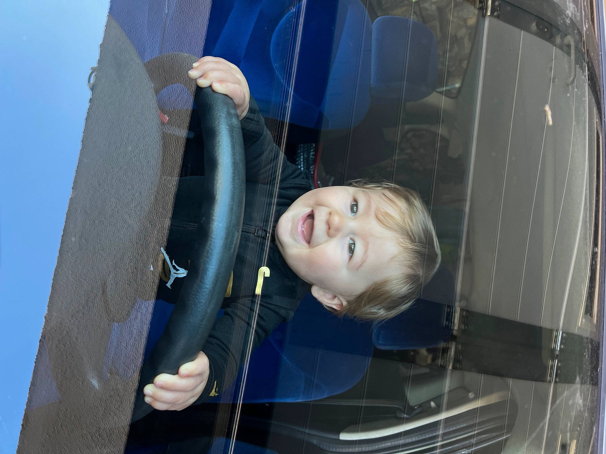 Ayrton participe au concours pour gagner de l'argent avec cette photo : automotive_design, automotive_exterior, automotive_lighting, automotive_tire, automotive_wheel_system, bumper, electric_blue, fender, flash_photography, hood, motor_vehicle, person, rim, smile, tire, toddler, tree, vehicle, vehicle_door, window