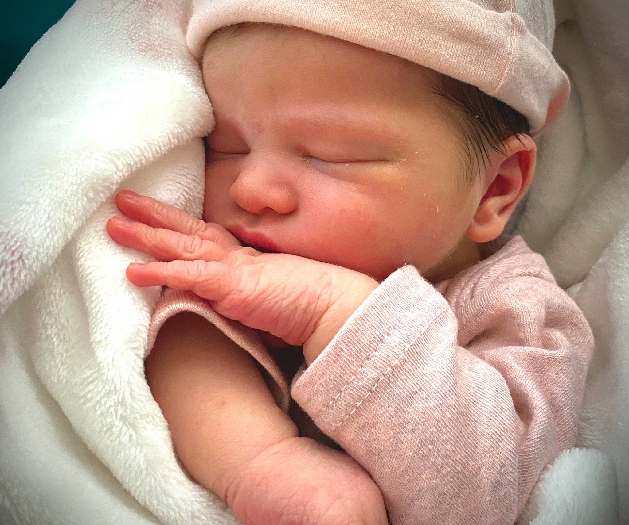 Théa a rejoint le concours — aidez-le/la à gagner de superbes lots ! baby, baby_sleeping, cheek, chin, comfort, eye, eyebrow, eyelash, face, finger, gesture, human_body, lip, mouth, neck, nose, person, skin, textile, thumb