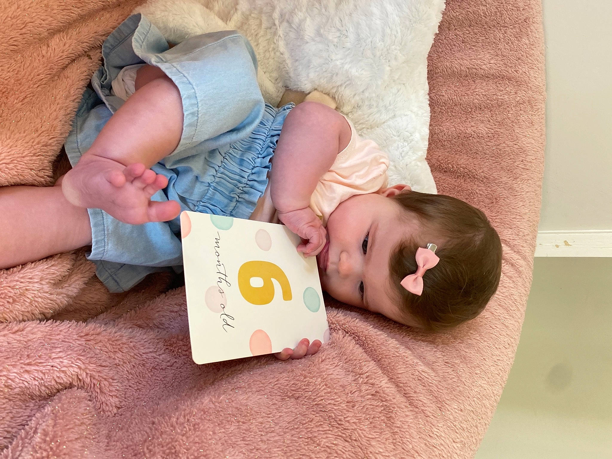 Théa a rejoint le concours — aidez-le/la à gagner de superbes lots ! baby, baby_sleeping, baby_toddler_clothing, bedtime, child, comfort, finger, glasses, hand, happy, hat, human_body, linens, nail, person, room, sitting, skin, toddler, wood