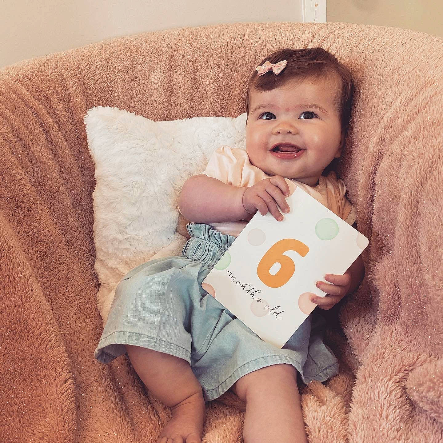 Théa participe au concours pour gagner de l'argent avec cette photo : baby, baby_toddler_clothing, cheek, child, comfort, cool, couch, eye, face, finger, fun, happy, iris, person, room, skin, sleeve, smile, t_shirt, textile